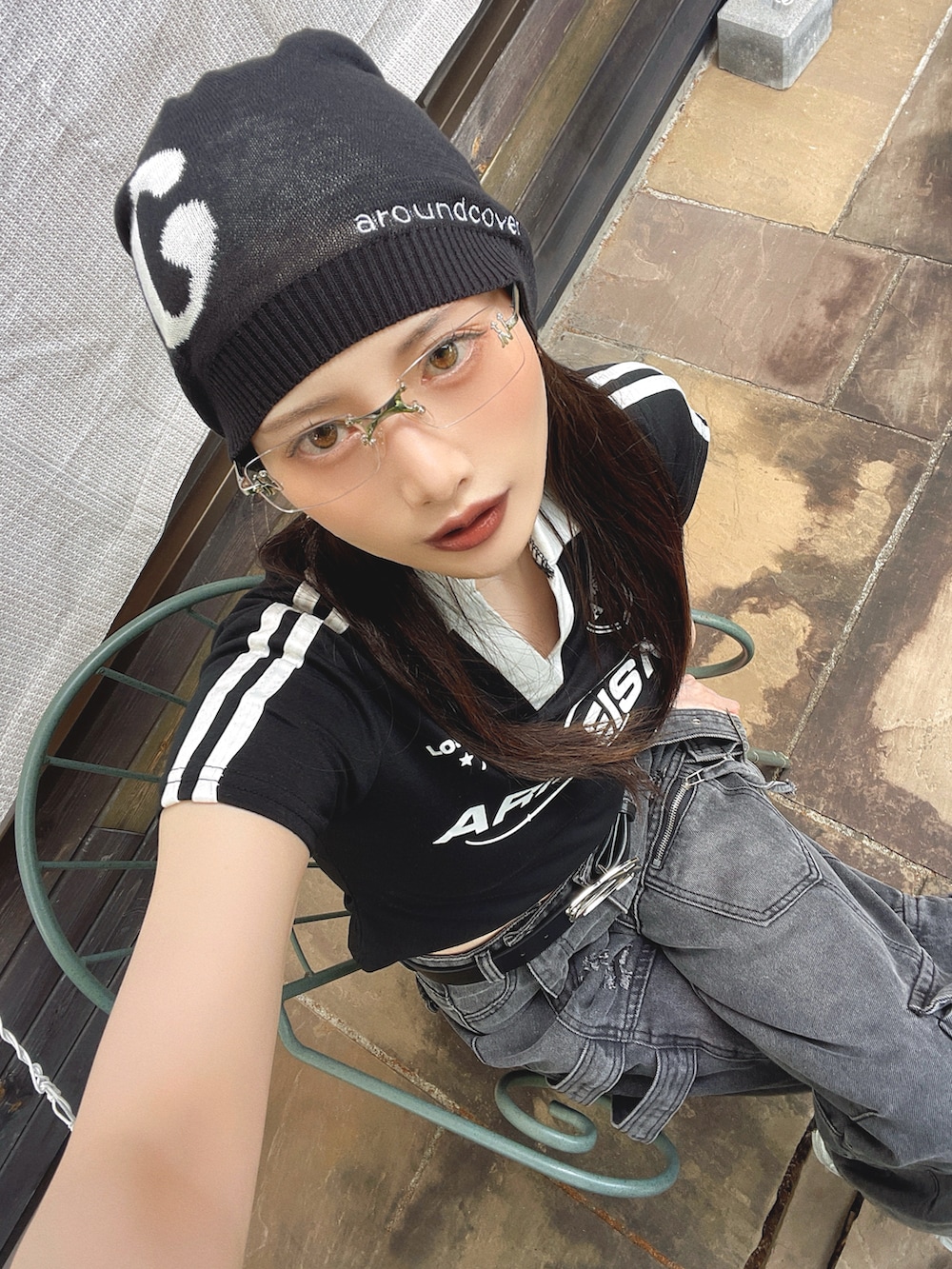 「夏ルックで気分アップ、デニム、ロゴT、韓国ファッション、スニーカー、メガネ女子、ショルダーバッグ、プチプラ、スポーツミックス、ポロシャツ、ブラックコーデ、夏コーデ、テーマパークコーデ、お出かけコーデ、ストリートコーデ」｜「mushwearのダメージ加工オーバーサイズカーゴデニムパンツ（デニムパンツ、ブラック系）」を使った、T Λ Eさん（レディース・158cm）の夏コーディネートの3枚目の写真