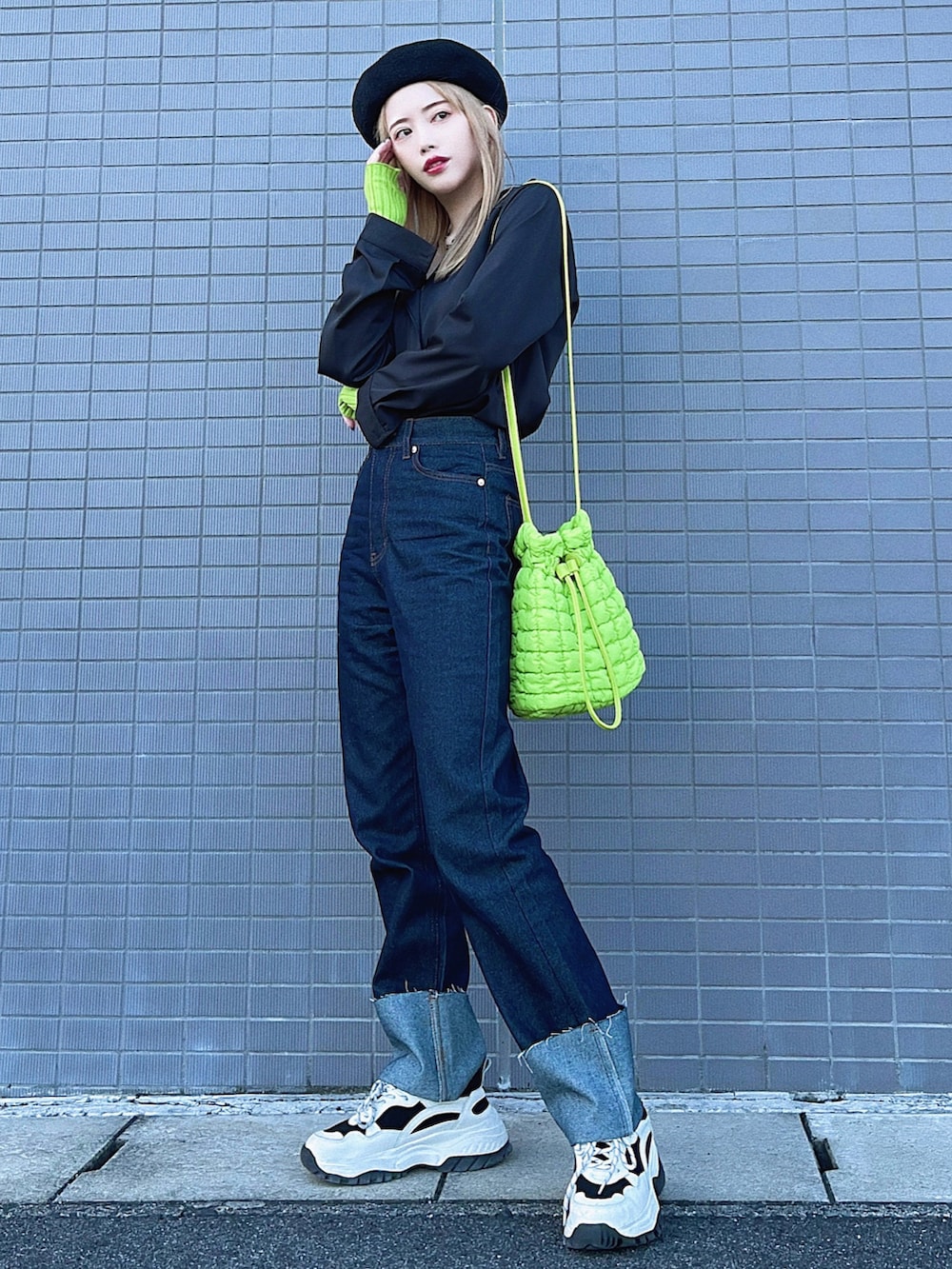 グリーン系のショルダーバッグ、ブルー系のデニムパンツ、ブラック系のシャツ/ブラウスを着用したレディースの秋コーディネートの2枚目の写真