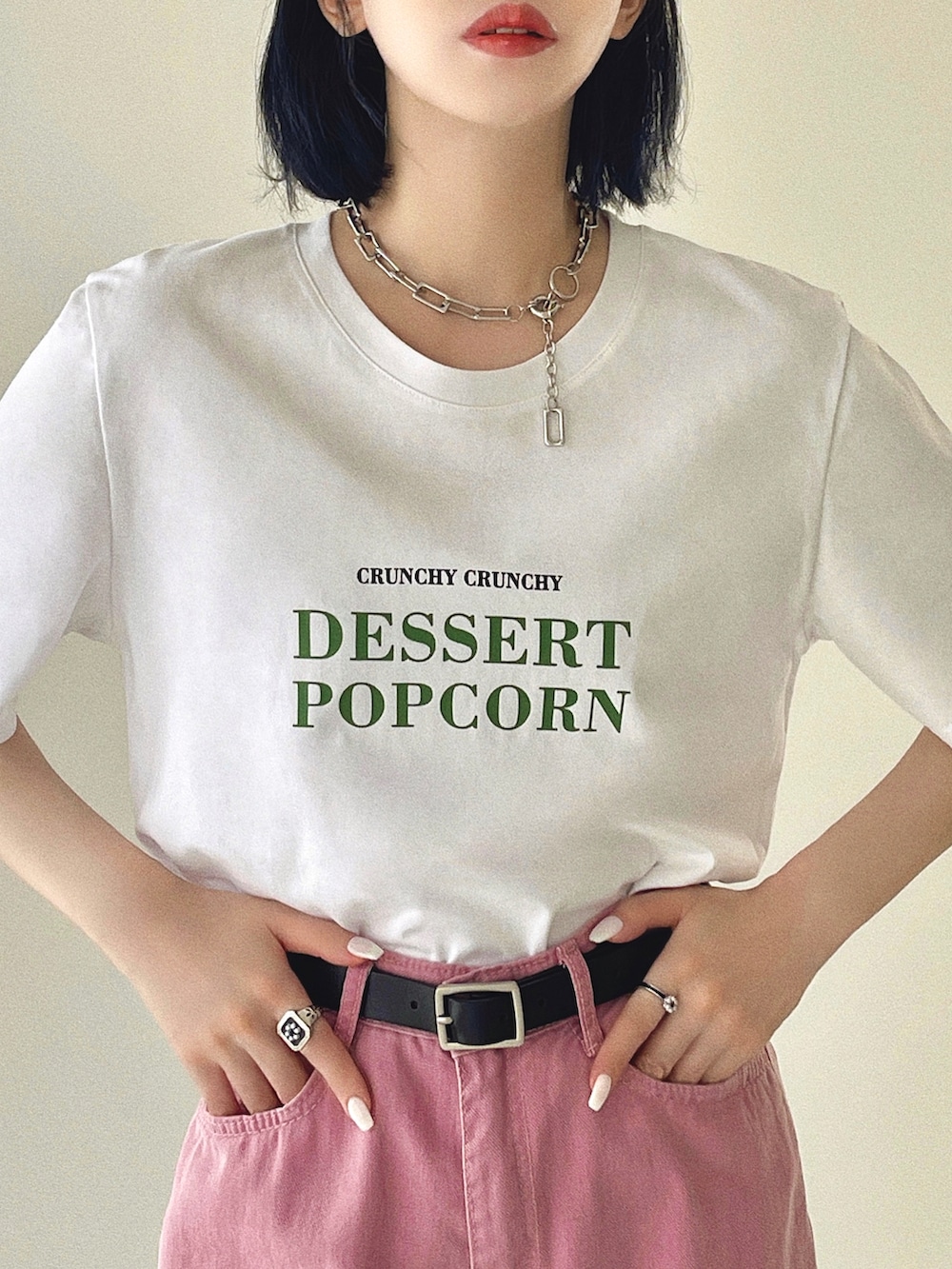 「韓国ファッション、ピンク、ミニバッグ、夏だ！Tシャツ着よう！、ストリート、ビッグシルエット、お出かけコーデ、スポーツサンダル、スニーカー、Tシャツ、ハイウエスト、モード、今日のコスメと服、みんなの白Tフェス、ロゴT」｜「etadeのポップコーンロゴTシャツ etdw23s003（Tシャツ/カットソー、ホワイト系）」を使った、T Λ Eさん（レディース・158cm）の夏コーディネートの5枚目の写真