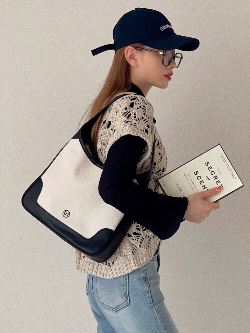 「キャップ、スニーカー、めがね、メガネ女子、デニム、透かし編みニット、ショルダーバッグ、タックイン、アウトドアスタイル、きれいめカジュアル、GU、プチプラ、お出かけコーデ、ダッドスニーカー、デニムっていいよね」｜「etadeの【etade】openwork knitting vest etdwd22s003（ベスト、ホワイト系）」を使った、T Λ Eさん（レディース・158cm）の夏コーディネートの3枚目の写真