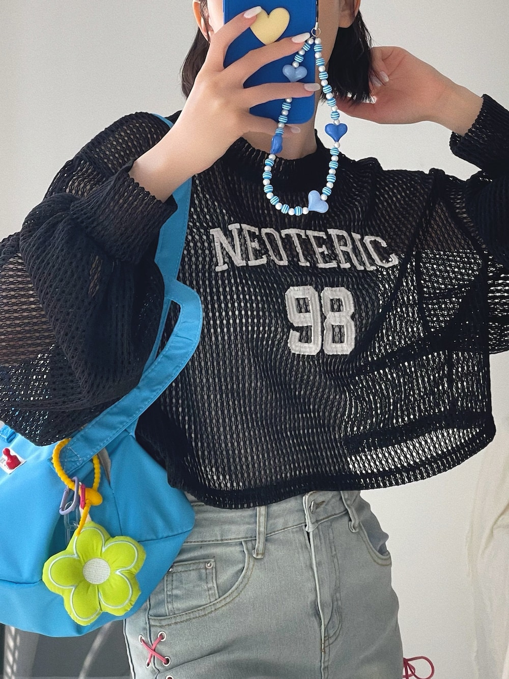 「今日のコスメと服、キャップ、スニーカー、デニム、ショルダーバッグ、韓国ファッション、ピンク、シンプルコーデ、アウトドアスタイル、スポーツミックス、休日スタイル、シアートップス、春夏コーデ、モード、お出かけコーデ」|「Ada.のナンバリング刺繍 クロップド メッシュトップス(ニット/セーター、ブラック系)」を使った、T Λ Eさん(レディース・158cm)の春コーディネートの3枚目の写真