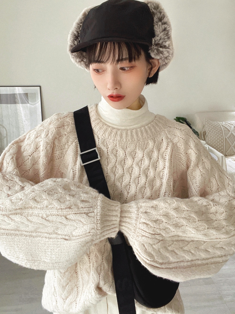 「今日のコスメと服、ボリューム袖、冬コーデ、クリスマスコーデ、クリスマスに着たい服、プチプラ、ホワイトコーデ、スニーカー、マイベストコーデ2023、お出かけコーデ、タートルネック、淡色コーデ、ショルダーバッグ、セットアップ、ニット」|「RANANのオーバーサイズケーブルニット(ニット/セーター、ホワイト系)」を使った、T Λ Eさん(レディース・158cm)の冬コーディネートの2枚目の写真