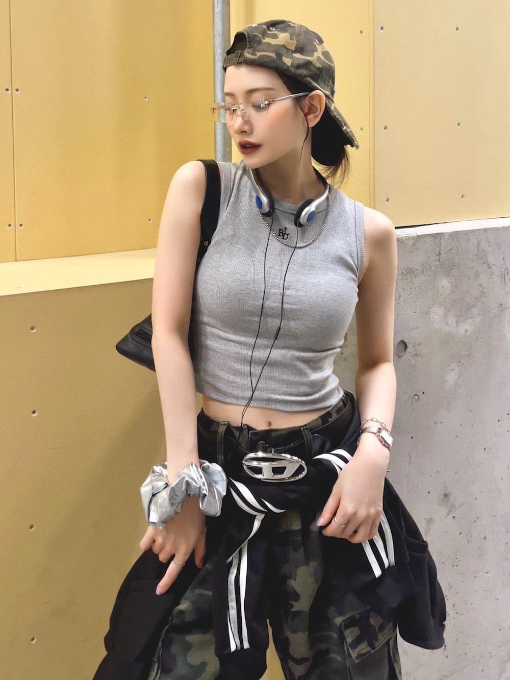 「夏ルックで気分アップ、迷彩パンツ、タンクトップ、ノースリーブ、キャップ、スニーカー、ショルダーバッグ、メガネ女子、韓国ファッション、テーマパークコーデ、夏コーデ、プチプラ、スポーツミックス、お出かけコーデ、休日スタイル」｜「BEIDELLIの[BELLIDE MADE] リブクロップド刺繍ノースリーブ（タンクトップ、グレー系）」を使った、T Λ Eさん（レディース・158cm）の夏コーディネートの2枚目の写真
