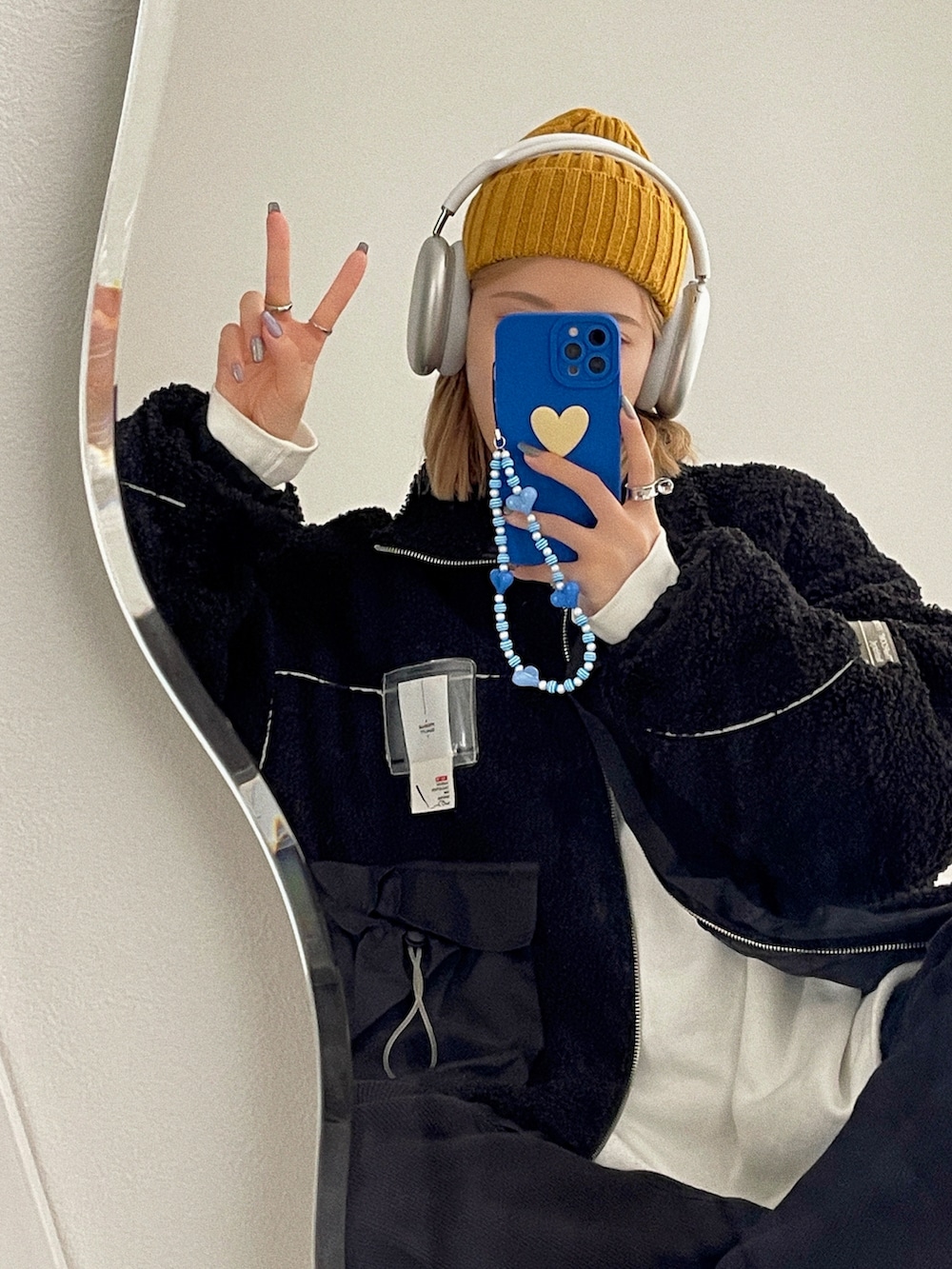 「ニット帽、スニーカー、モノトーン、イエロー、モード、ストリート、韓国ファッション、ボアジャケット、袖ボリューム、ボリューム袖、タートルネック、オーバーサイズ、メンズライク、レイヤードスタイル、冬コーデ」｜「CANAL JEANのvia j(ヴィアジェイ) "Expert Horror"ロングTシャツ（Tシャツ/カットソー、ホワイト系）」を使った、T Λ Eさん（レディース・158cm）の秋コーディネートの3枚目の写真