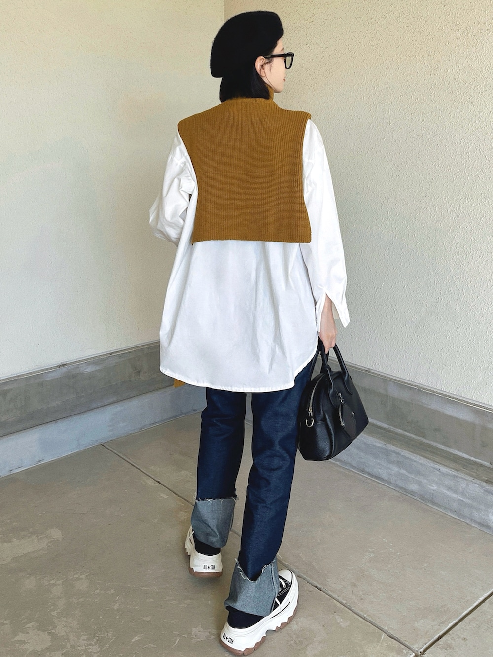 「ベレー帽、メガネ女子、スボーツミックス、お出かけコーデ、今日のコスメと服、ビッグシルエット、レイヤードスタイル、厚底シューズ、冬コーデ、デニム、スニーカー、ニット、タートルネック、きれいめカジュアル、冬を彩る色いろコーデ」|「Foxx & Co.のショート丈ハイネックベストとオーバーサイズシャツのセットコーデ(トップス、ホワイト系)」を使った、T Λ Eさん(レディース・158cm)の秋コーディネートの3枚目の写真