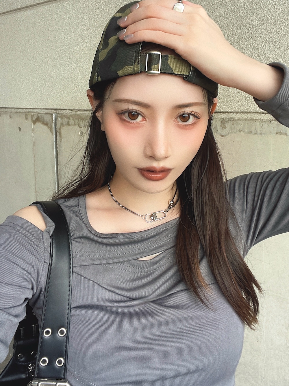 「韓国ファッション、秋服準備はじめました、キャップ、ショルダーバッグ、パンプス、モノトーン、デニム、テーマパークコーデ、フェススタイル、お出かけコーデ、プチプラ、カーゴパンツ、アウトドアスタイル、ストリート、モード」｜「MUCENTの【日本未発売/WEB限定】MUCENT(ムセント)/シグネチャー ロゴ ベースボール キャップ サイズ調整可能/SIGNATURE BALL CAP（キャップ、その他）」を使った、T Λ Eさん（レディース・158cm）の夏コーディネートの5枚目の写真