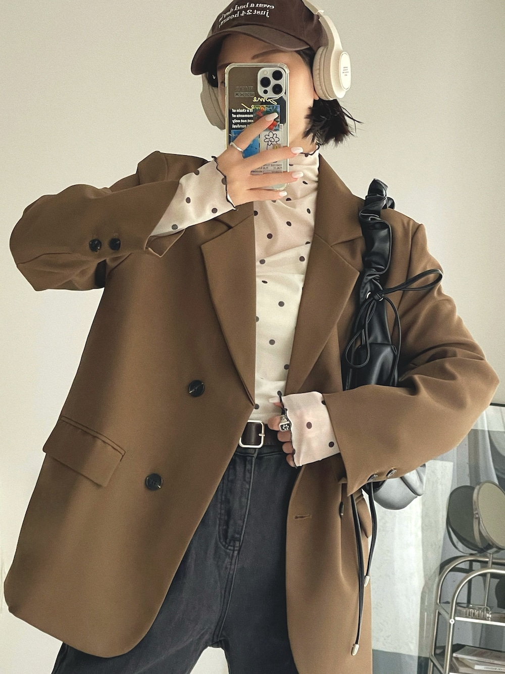 ホワイト系のTシャツ/カットソー、ブラウン系のテーラードジャケット、グレー系のデニムパンツを着用したレディースの春コーディネートの2枚目の写真