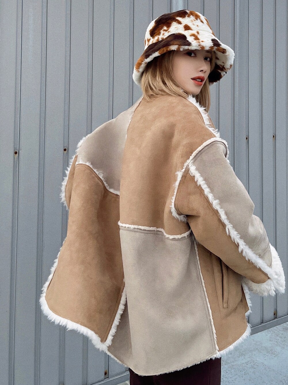 「バケットハット、UGG、ムートン、厚底シューズ、ブラウン、ブラウンコーデ、タートルネック、冬コーデ、モード、クリスマスに着たい服、レイヤードスタイル、休日スタイル、韓国ファッション、ほめられ本命コーデ、チョコ色に染まれ」｜「etadeの【etade】crescent bag etda22s002（ショルダーバッグ、ブラック系）」を使った、T Λ Eさん（レディース・158cm）の冬コーディネートの3枚目の写真