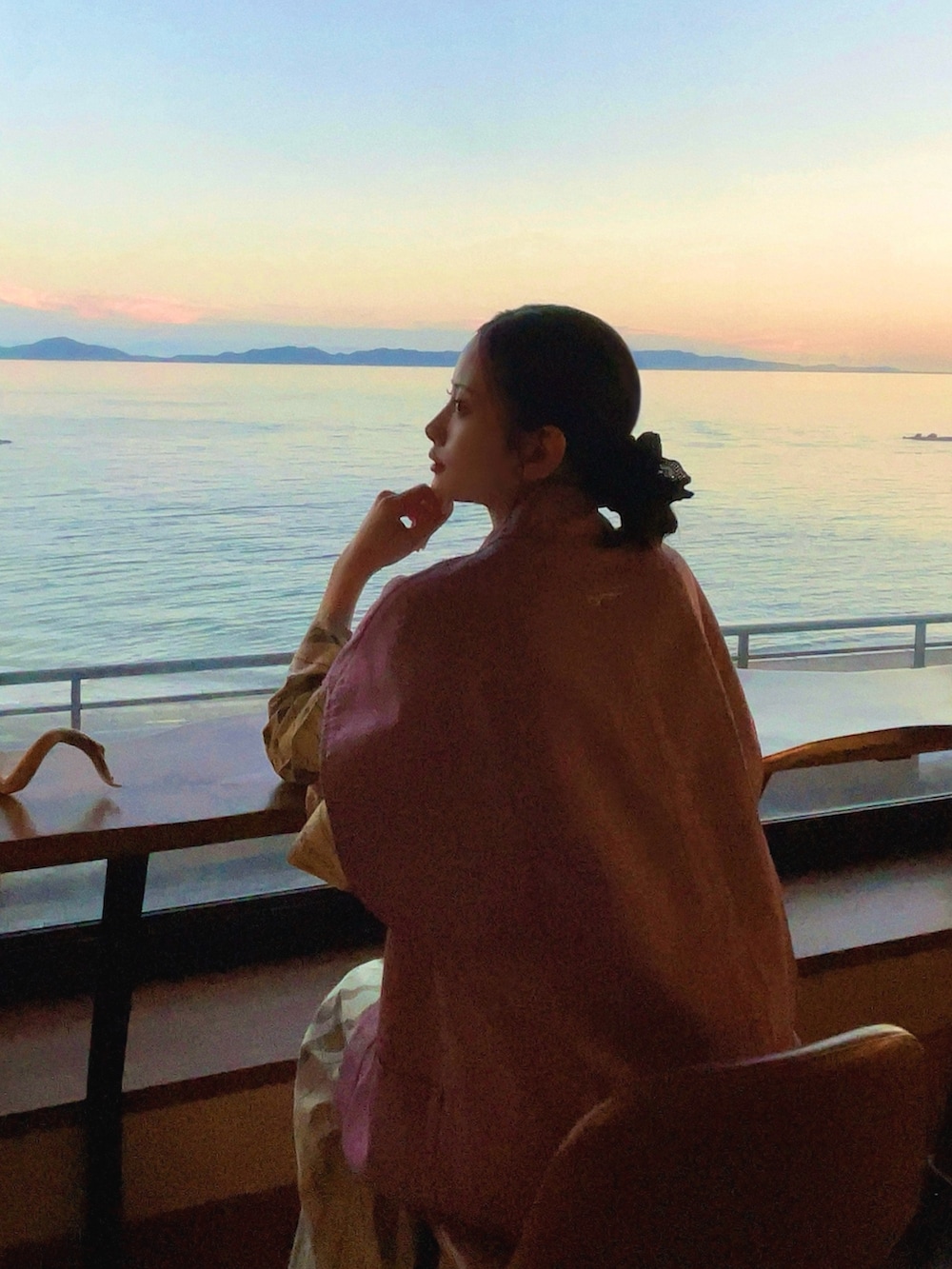 ブラック系のシュシュを着用したレディースの秋コーディネートの3枚目の写真