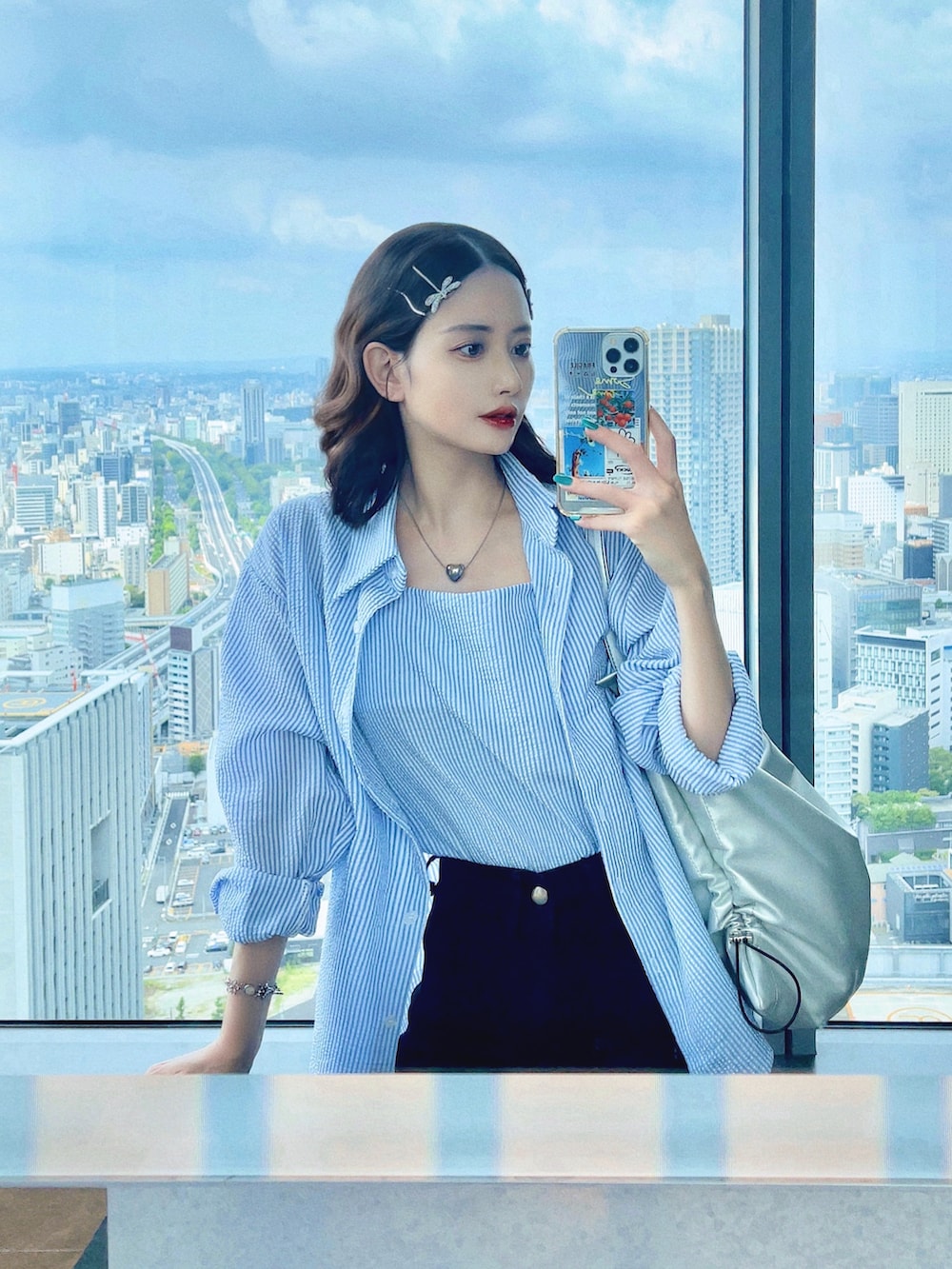 「秋服準備はじめました、シャツスタイル、古着MIX、お出かけコーデ、サングラス、ショルダーバッグ、スニーカー、韓国ファッション、厚底シューズ、スポーツミックス、レイヤードスタイル、プチプラ、デートコーデ、ストライプ、メガネ女子」｜「by muni:rのシアーストライプキャミソール+シャツSET（シャツ/ブラウス、ブルー系）」を使った、T Λ Eさん（レディース・158cm）の夏コーディネートの5枚目の写真