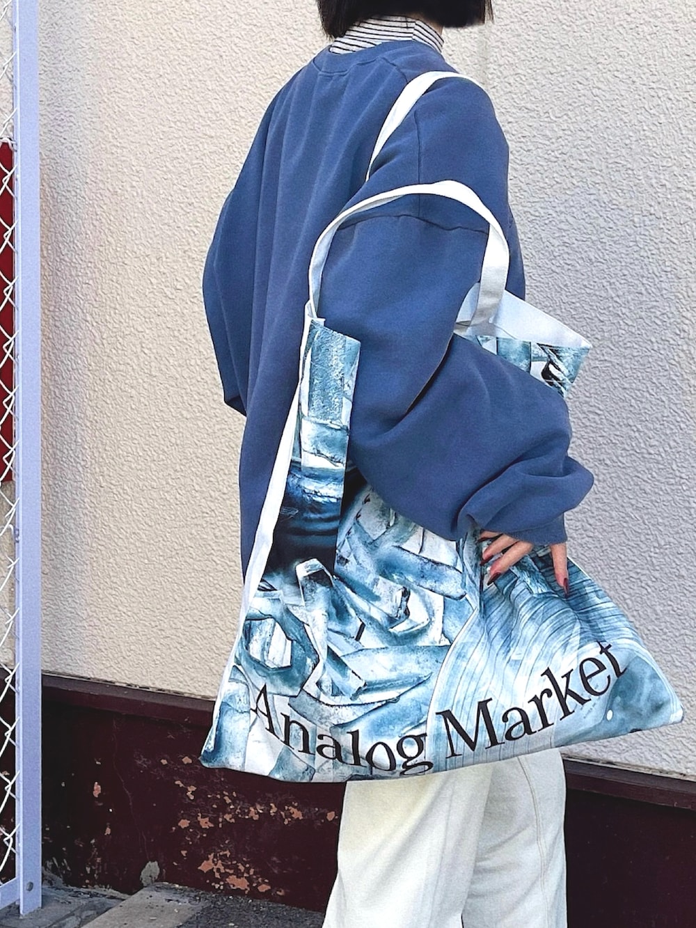 「重ね着ベストシーズン、スウェット、タートルネック、トートバッグ、ベレー帽、ブーツ、今日のコスメと服、デニム、きれいめカジュアル、ストリート、ビッグシルエット、レイヤードスタイル、スポーツミックス、お出かけコーデ、ファッションを楽しもう」｜「CANAL JEANのEl mar(エルマール) ヴィンテージ刺繍裏起毛トレーナー（スウェット、ブルー系）」を使った、T Λ Eさん（レディース・158cm）の秋コーディネートの4枚目の写真