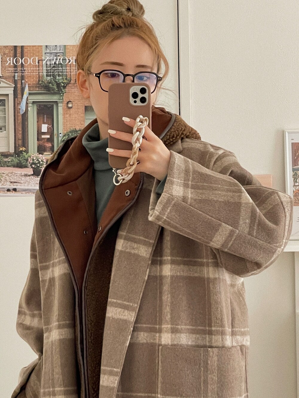 「クリスマスに着たい服、チェック柄に恋してる、ロングコート、大人カジュアル、あったかコーデ、厚底シューズ、ブーツ、マイベストコーデ2021、休日スタイル、ビッグシルエット、メガネ女子、冬アウター、ベージュ、ベージュコーデ、ブラウンコーデ」｜「etadeの【etade】Plaid wool long coat etdwz21a007（その他アウター、ブラウン系）」を使った、T Λ Eさん（レディース・158cm）の冬コーディネートの5枚目の写真