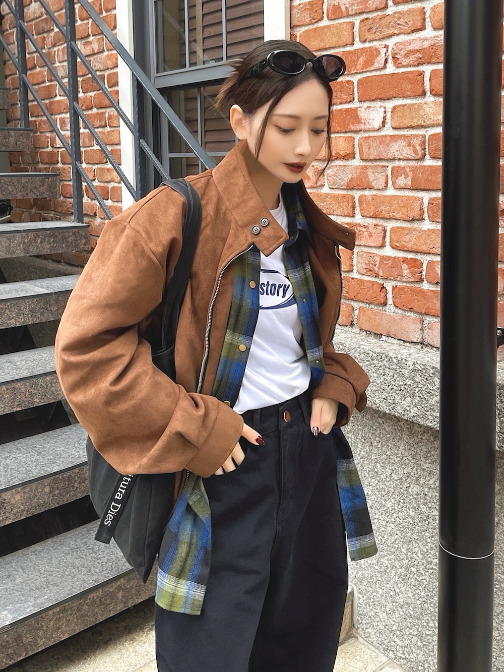 「冬アウター、ブラウン、厚底シューズ、チェック、韓国ファッション、ストリート、メガネ女子、デニム、冬コーデ、ショルダーバッグ、プチプラ、シャツスタイル、ムートンブーツ、マイベストコーデ2024、クリスマスに着たい服」｜「LADY LIKEのドットボタンチェックネルシャツ（シャツ/ブラウス、ブルー系）」を使った、T Λ Eさん（レディース・158cm）の秋コーディネートの2枚目の写真