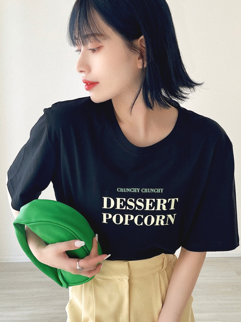 「Tシャツ、韓国ファッション、シンプルコーデ、ストリート、ミニバッグ、ビッグシルエット、お出かけコーデ、きれいめカジュアル、ハイウエスト、スポーツサンダル、夏だ！Tシャツ着よう！、スニーカー、グリーン、ロゴT、今日のコスメと服」｜「etadeのポップコーンロゴTシャツ etdw23s003（Tシャツ/カットソー、ブラック系）」を使った、T Λ Eさん（レディース・158cm）の夏コーディネートの2枚目の写真