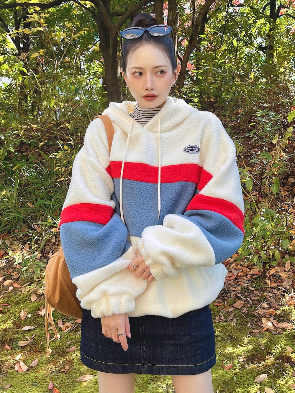 ホワイト系のブルゾン、ブルー系のセットアップ、ブラウン系のブーツを着用したレディースの冬コーディネートの2枚目の写真