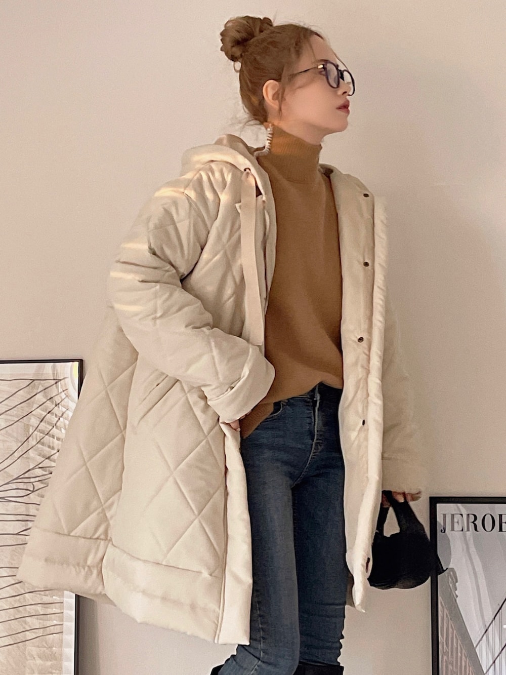 ホワイト系のその他アウター、ブラウン系のニット/セーター、ブルー系のデニムパンツを着用したレディースの冬コーディネートの4枚目の写真