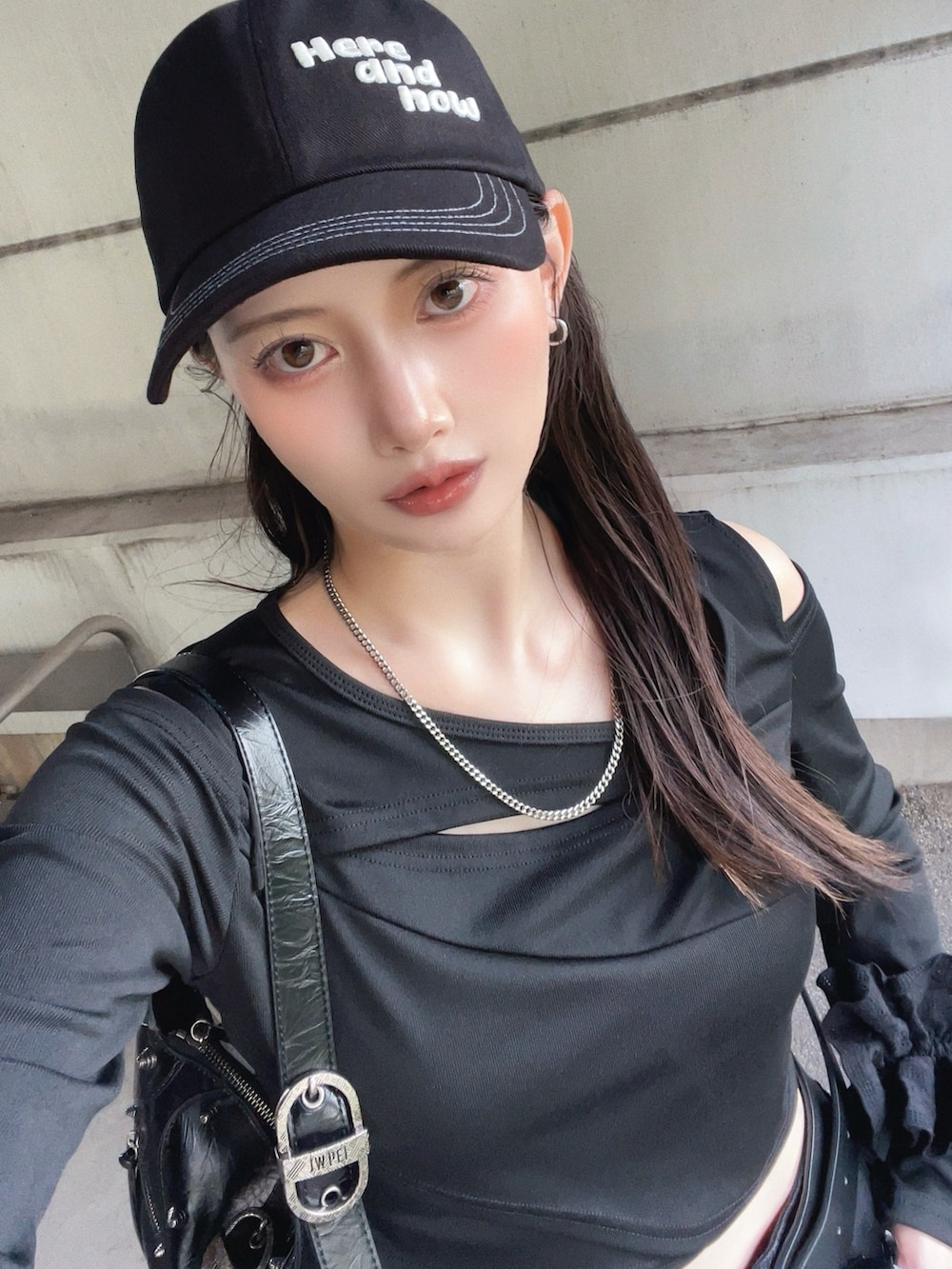 ブラック系のデニムパンツ、ブラック系のTシャツ/カットソー、ブラック系のスニーカーを着用したレディースの秋コーディネートの3枚目の写真