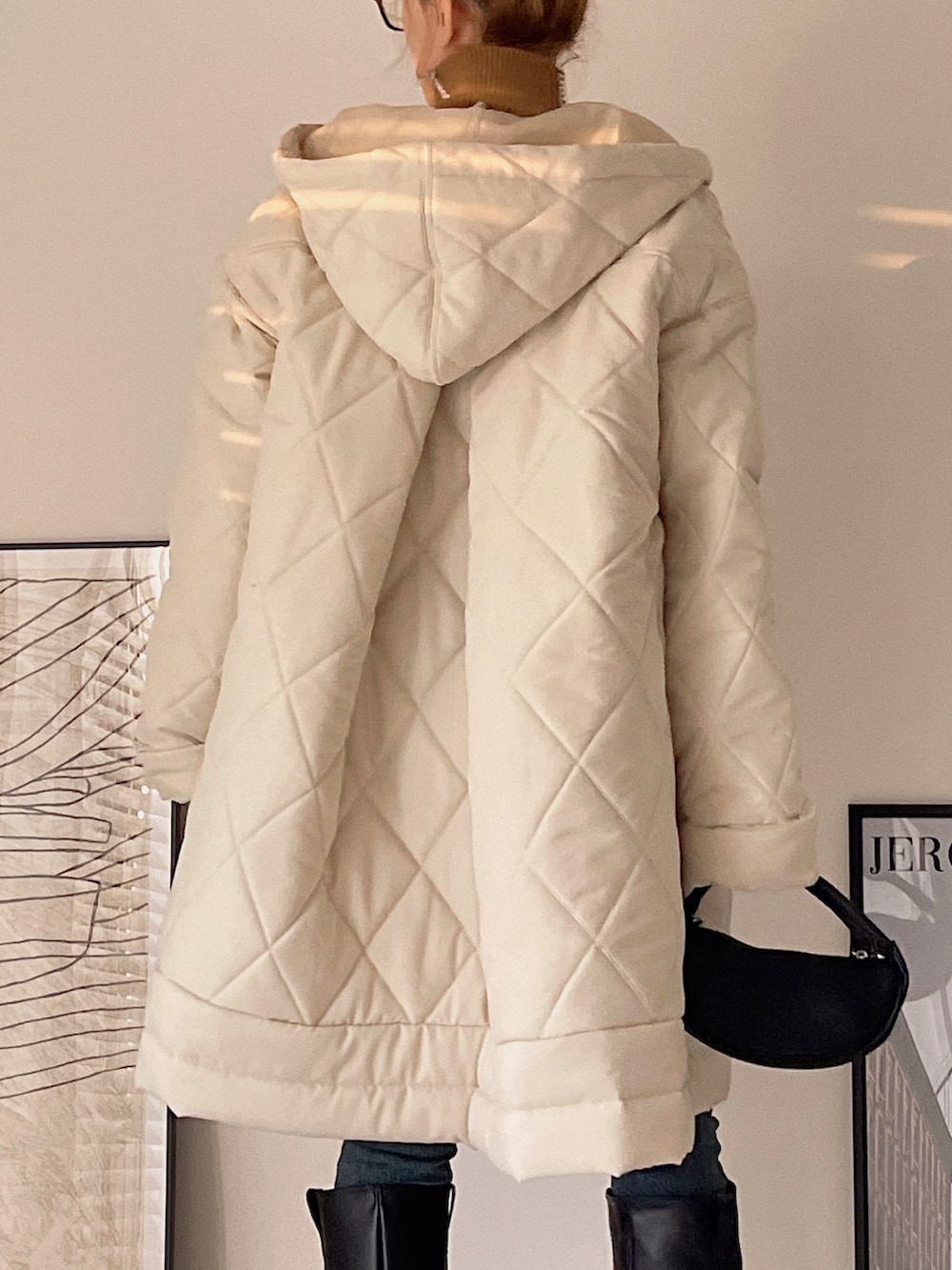 ホワイト系のその他アウター、ブラウン系のニット/セーター、ブルー系のデニムパンツを着用したレディースの冬コーディネートの5枚目の写真