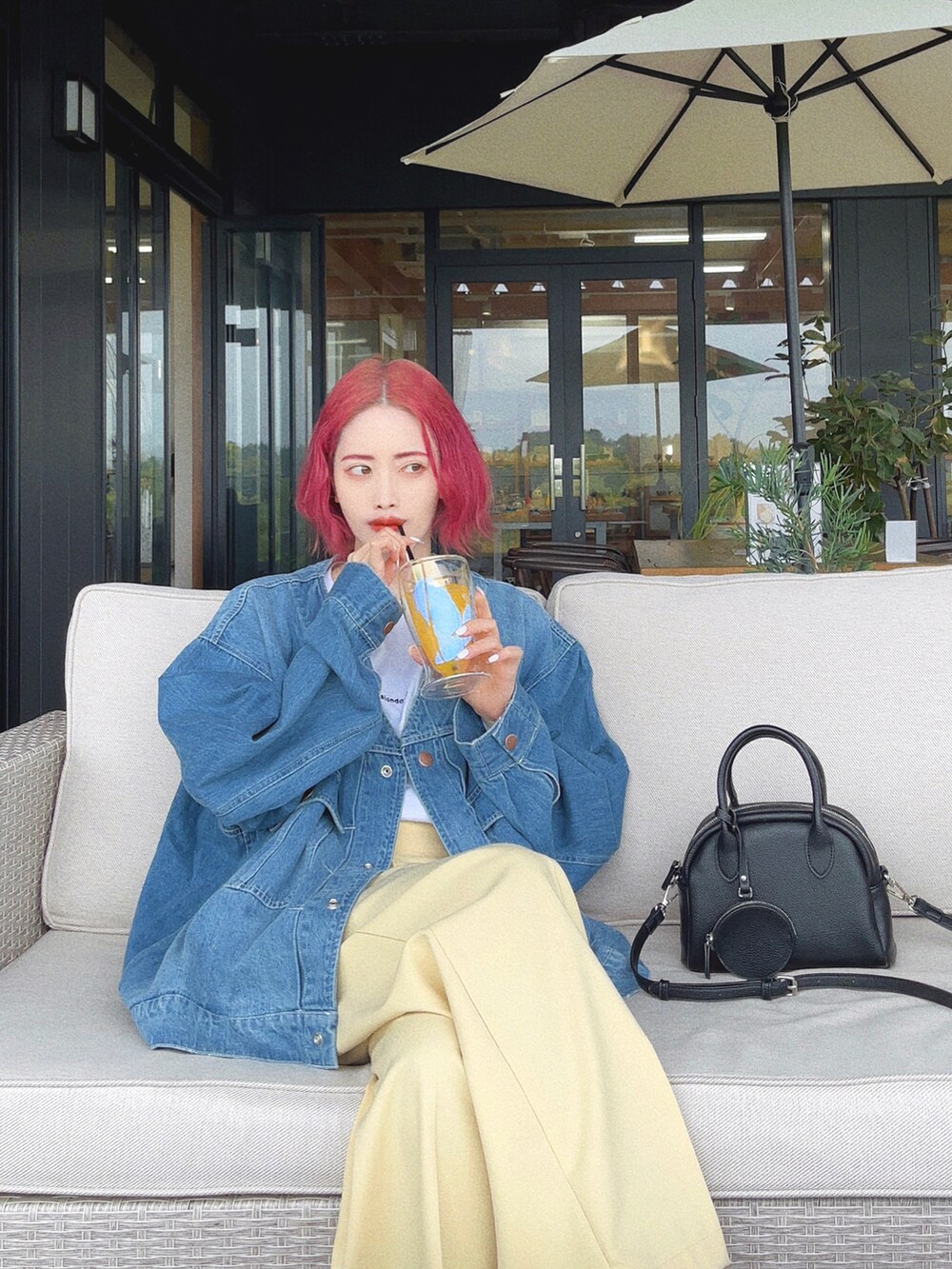 「デニムジャケット、スニーカー、レイヤードスタイル、デニム、ビッグシルエット、ハンドバッグ、ショルダーバッグ、ビタミンカラー、厚底シューズ、ロゴT、オーバーサイズ、ボリューム袖、今日のコスメと服、お出かけコーデ日記、休日スタイル」｜「etadeの2WAY ポーチ付ミニボストンバッグ etda23s02（ショルダーバッグ、ブラック系）」を使った、T Λ Eさん（レディース・158cm）の春コーディネートの3枚目の写真