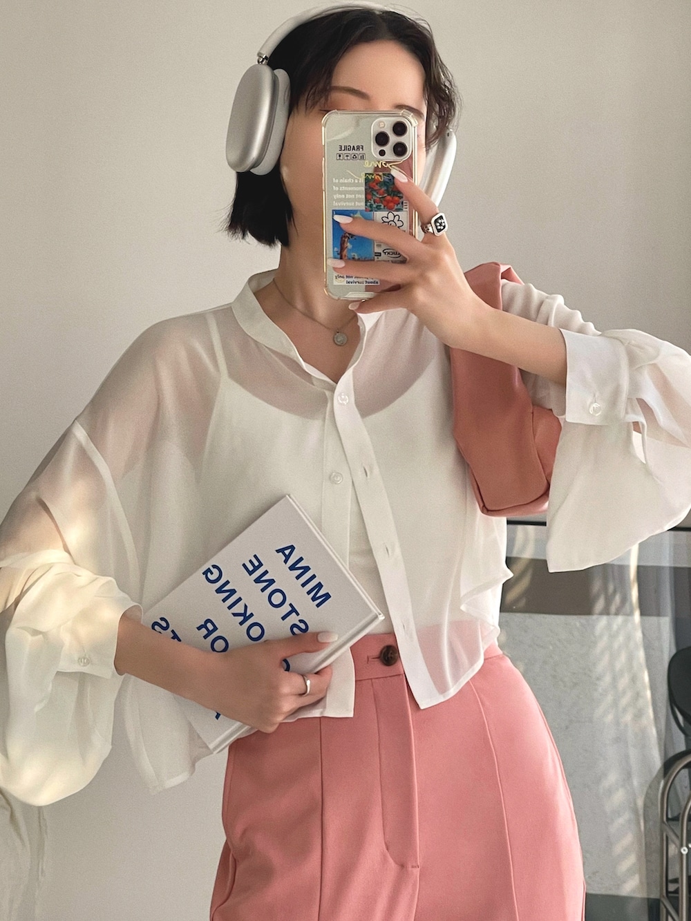 「春コーデ、ブラウス、シアートップス、プチプラ、ピンク、今日のコスメと服、シンプルコーデ、スニーカー、大人カジュアル、アウトドアスタイル、休日スタイル、スポーツミックス、春夏コーデ、パステルカラー、シャツスタイル」｜「Ada.のショート丈 ボリュームスリーブ シアーシャツ（シャツ/ブラウス、ホワイト系）」を使った、T Λ Eさん（レディース・158cm）の春コーディネートの5枚目の写真