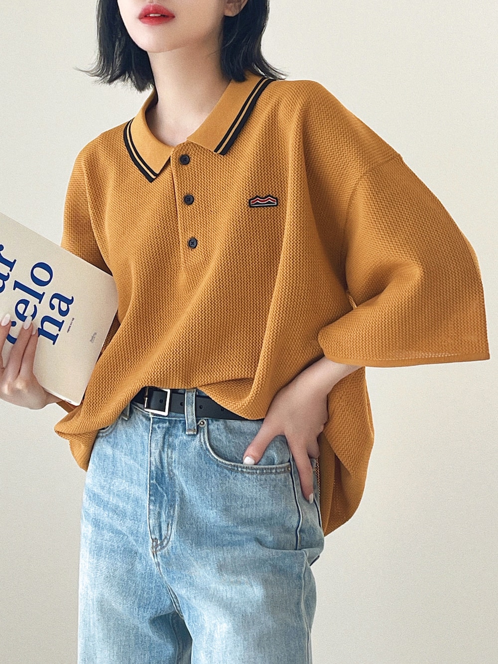 「今日のコスメと服、ビッグシルエット、デニム、お出かけコーデ、スニーカー、韓国ファッション、夏コーデ、休日スタイル、ポロシャツ、デニムパンツ、メンズライク、夏だ！Tシャツ着よう！、ハイウエスト、メッシュ、このスタイルがお気に入り」｜「Javaの《JaVaジャバ コラボ》大人のスポーティー。超軽量襟ラインニットポロ（ポロシャツ、オレンジ系）」を使った、T Λ Eさん（レディース・158cm）の夏コーディネートの3枚目の写真