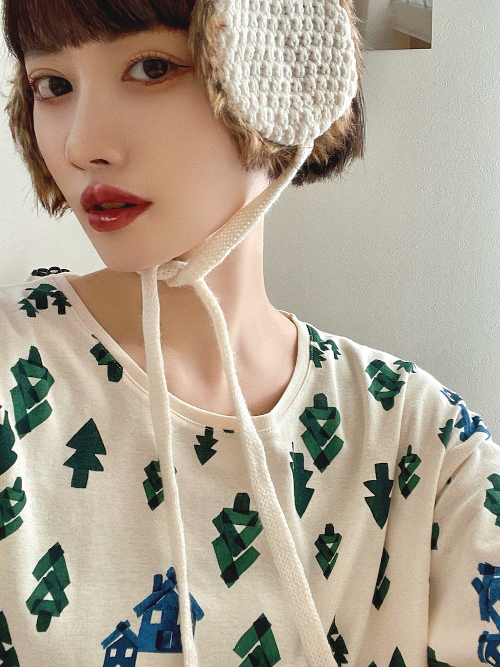 「パジャマ、クリスマスに着たい服、淡色コーデ、韓国ファッション、休日スタイル、ホワイトコーデ、マイベストコーデ2023、お出かけコーデ、柄×柄、イヤーマフ、冬を彩る色いろコーデ、今日のコスメと服」｜「PETIT BATEAUの長袖パジャマ（ルームウェア/パジャマ、ホワイト系）」を使った、T Λ Eさん（レディース・158cm）の冬コーディネートの2枚目の写真