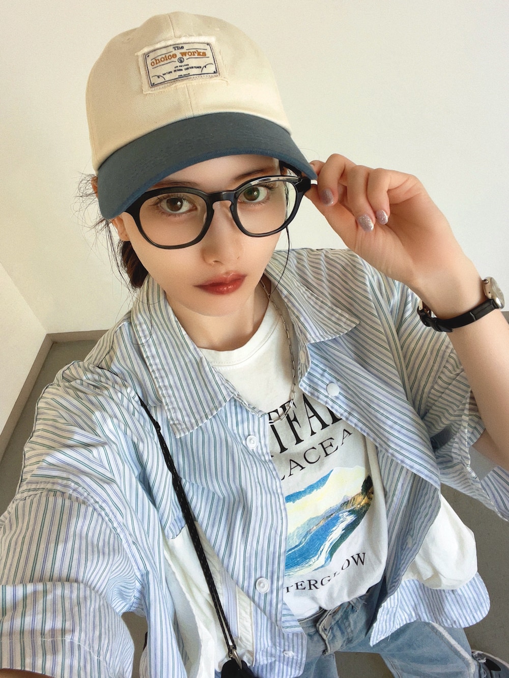 「スポーツミックス、夏コーデ、メガネ女子、キャップ、韓国ファッション、サンダル、デニム、ショルダーバッグ、テーマパークコーデ、アウトドアスタイル、ロゴT、レイヤードスタイル、フェススタイル、白Tシャツ、シンプルコーデ」|「CANAL JEANのchoice_cnl(チョイス) ナイロン混ポケットシャツ(シャツ/ブラウス、その他)」を使った、T Λ Eさん(レディース・158cm)の夏コーディネートの2枚目の写真
