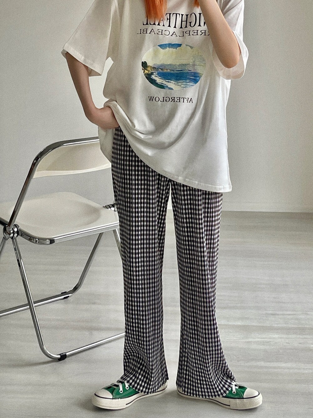 ブラック系のその他パンツ、ベージュ系のショルダーバッグ、グリーン系のスニーカーを着用したレディースの夏コーディネートの3枚目の写真