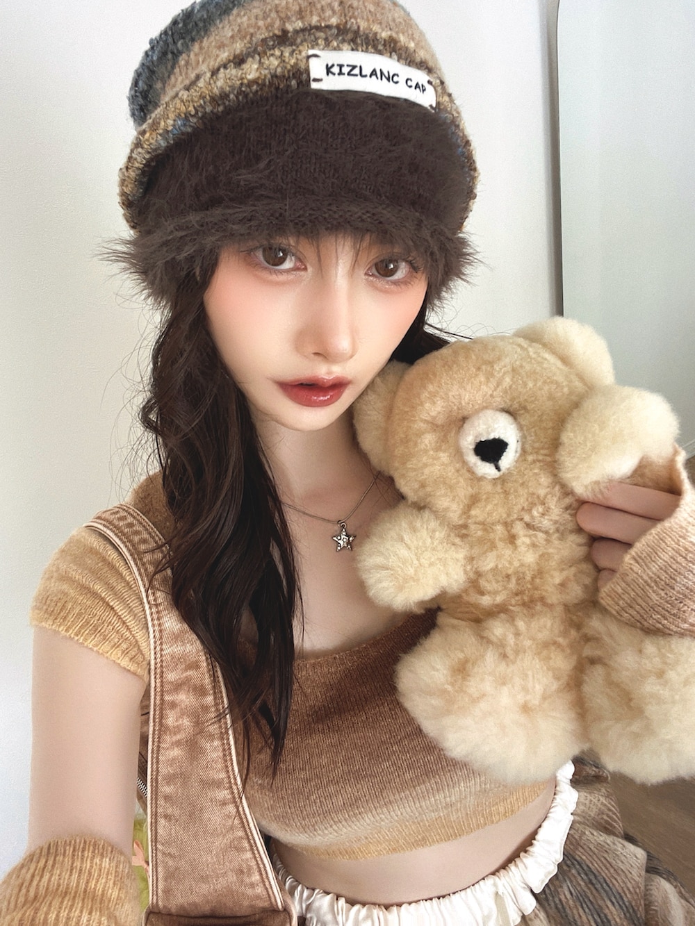 「ローファー、ニット帽、ブラウン、秋服準備はじめました、ショルダーバッグ、韓国ファッション、チェック柄、ストリート、お出かけコーデ、古着MIX、休日スタイル、テーマパークコーデ、厚底シューズ、秋コーデ、レッグウォーマー」｜「Vipoaのcheck flannel pants（その他パンツ、ブラウン系）」を使った、T Λ Eさん（レディース・158cm）の秋コーディネートの5枚目の写真