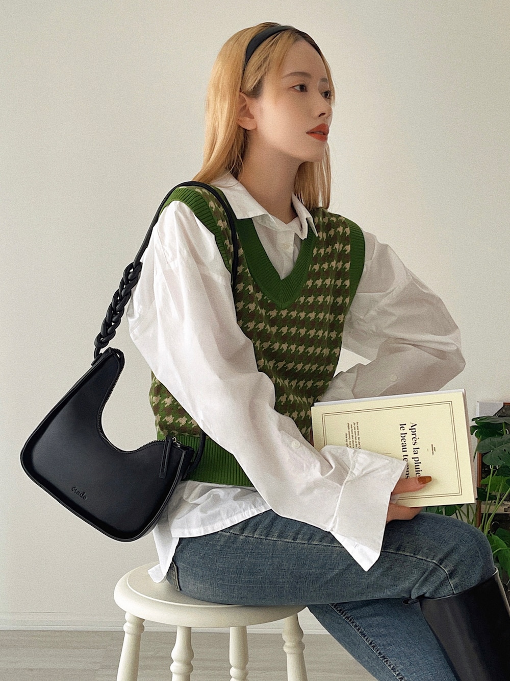 「ベスト、ロングブーツ、ショルダーバッグ、シャツスタイル、カチューシャ、GU、ニット、シンプルコーデ、レイヤードスタイル、きれいめカジュアル、秋冬コーデ、ビッグシルエット、プチプラ、韓国ファッション、スキニーデニム」｜「etadeのアニバーサリー ブレイディドハンドル 変形2wayバッグ etda22a002（ショルダーバッグ、ブラック系）」を使った、T Λ Eさん（レディース・158cm）の秋コーディネートの5枚目の写真