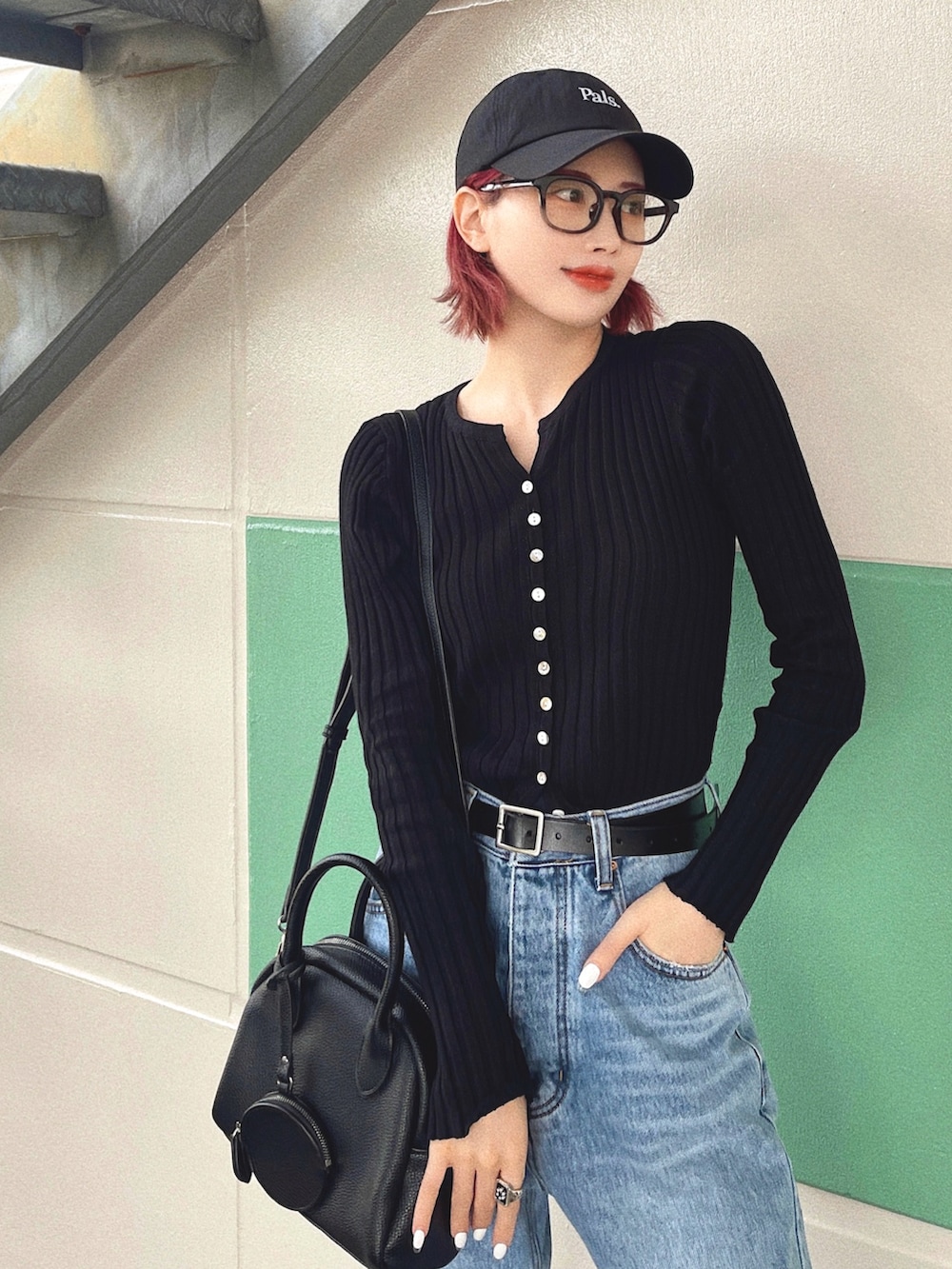 「今日のコスメと服、モード、キャップ、カーディガン、シンプルコーデ、デニム、ビッグシルエット、スニーカー、厚底シューズ、ハンドバッグ、ストリート、ハイウエスト、ショルダーバッグ、お出かけコーデ日記、休日スタイル」|「etadeの2WAY ポーチ付ミニボストンバッグ etda23s02(ショルダーバッグ、ブラック系)」を使った、T Λ Eさん(レディース・158cm)の春コーディネートの2枚目の写真