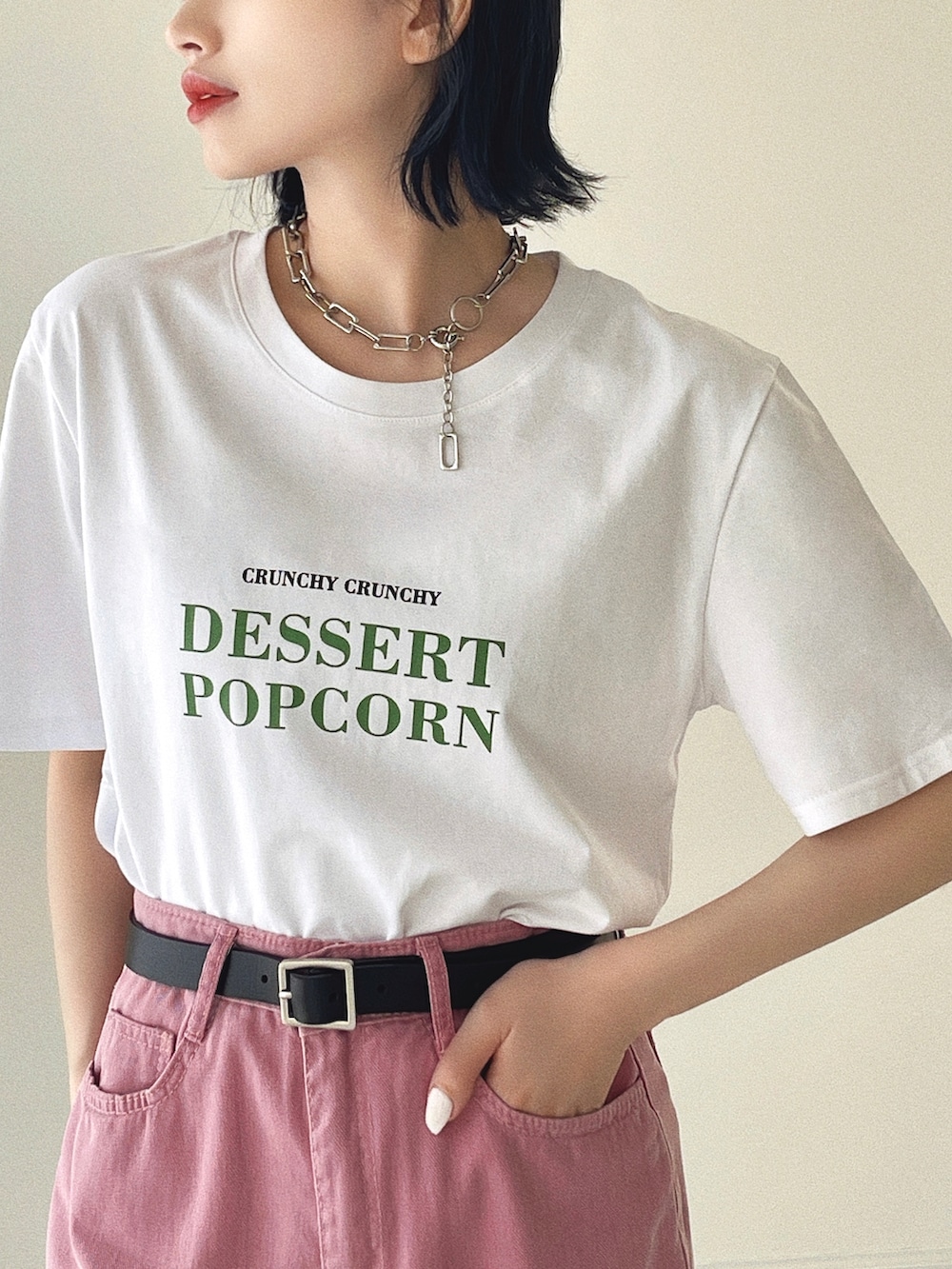 「韓国ファッション、ピンク、ミニバッグ、夏だ！Tシャツ着よう！、ストリート、ビッグシルエット、お出かけコーデ、スポーツサンダル、スニーカー、Tシャツ、ハイウエスト、モード、今日のコスメと服、みんなの白Tフェス、ロゴT」｜「etadeのポップコーンロゴTシャツ etdw23s003（Tシャツ/カットソー、ホワイト系）」を使った、T Λ Eさん（レディース・158cm）の夏コーディネートの3枚目の写真