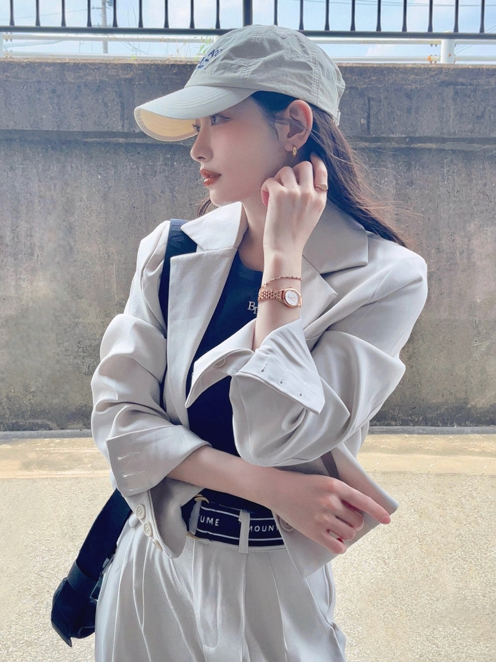 「DanielWellington、ダニエルウェリントン、DWコーデ、PR、セットアップ、スニーカー、キャップ、厚底シューズ、秋服準備はじめました、ショルダーバッグ、お出かけコーデ、モノトーン、ストリート、レイヤードスタイル、スポーツミックス」｜「Daniel WellingtonのOphelia Mini 25.5×22MM ローズゴールド／シルバー／ゴールド（アナログ腕時計、ゴールド系）」を使った、T Λ Eさん（レディース・158cm）の秋コーディネートの2枚目の写真