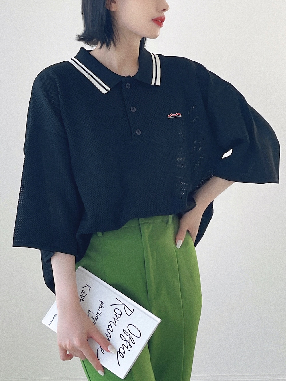 「今日のコスメと服、ポロシャツ、夏だ！Tシャツ着よう！、スニーカー、グリーン、韓国ファッション、プチプラ、GU、カラーパンツ、ビッグシルエット、お出かけコーデ、夏コーデ、休日スタイル、ハイウエスト、メッシュ」｜「Javaの《JaVaジャバ コラボ》大人のスポーティー。超軽量襟ラインニットポロ（ポロシャツ、ブラック系）」を使った、T Λ Eさん（レディース・158cm）の夏コーディネートの3枚目の写真