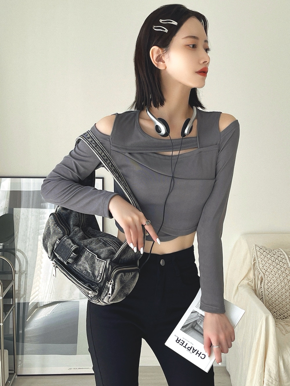 ブラック系のショルダーバッグ、ブラック系のデニムパンツ、ブラック系のドレスシューズを着用したレディースの夏コーディネートの2枚目の写真