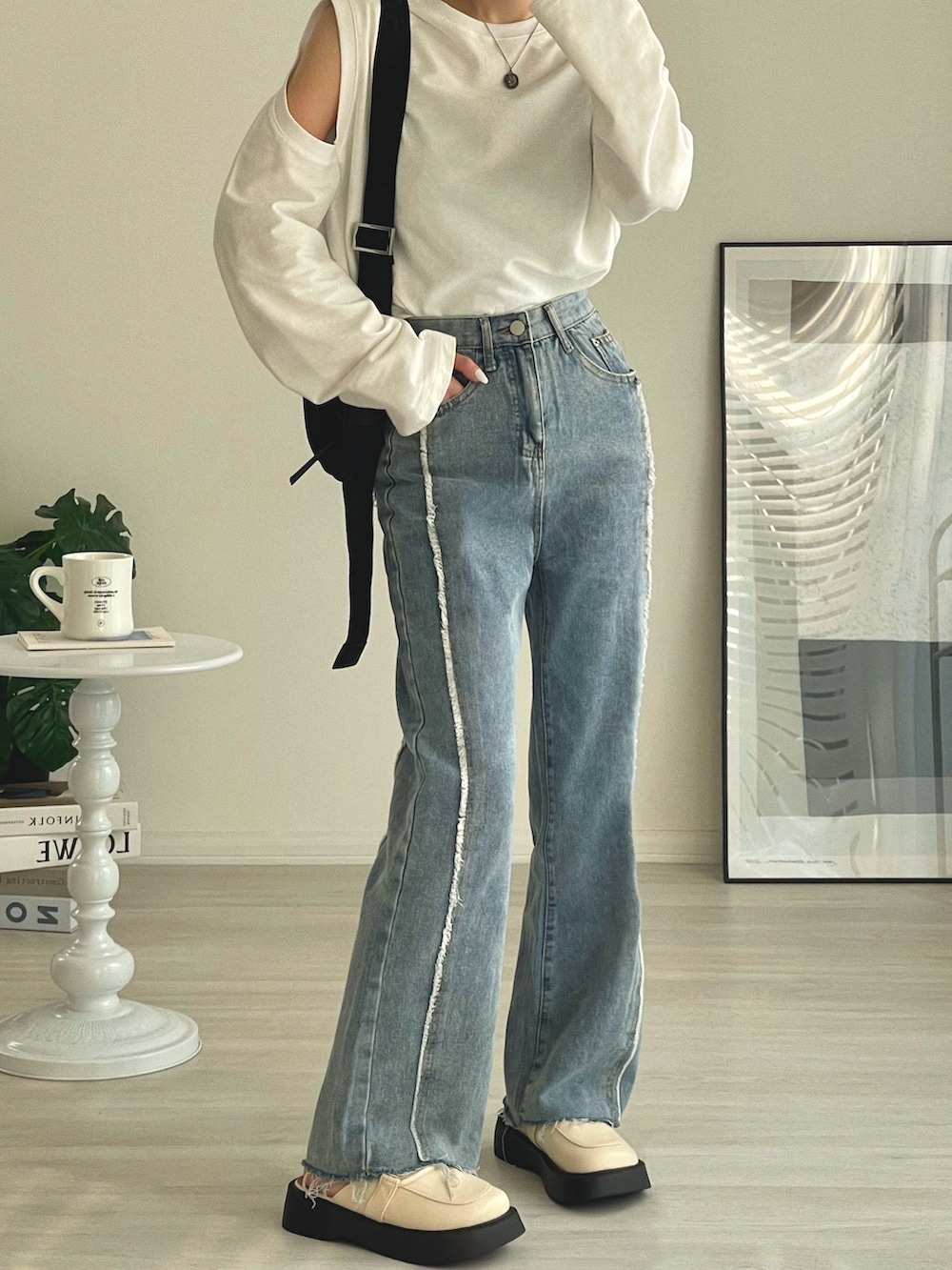 ブルー系のデニムパンツ、ホワイト系のローファー、ホワイト系のTシャツ/カットソーを着用したレディースの冬コーディネートの3枚目の写真