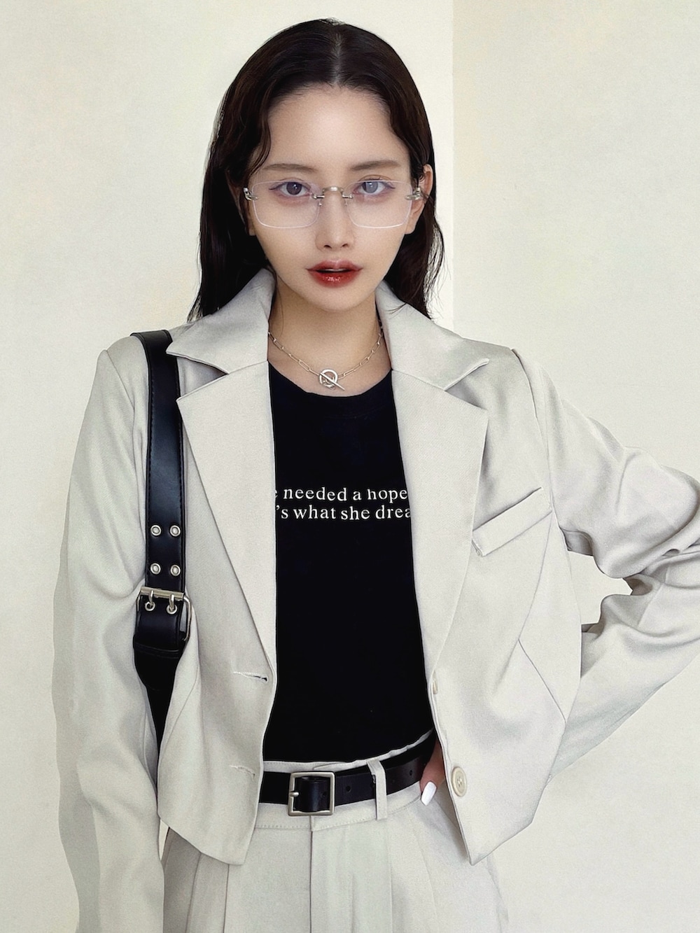 「きれいめカジュアル、セットアップ、韓国ファッション、メガネ女子、スニーカーコーデ、スニーカー、モノトーン、ショルダーバッグ、ロゴT、春夏コーデ、パンツスタイル、モードカジュアル、リラックススタイル、ストリート、モード」｜「Chickのショートジャケットセットアップ（セットアップ、ホワイト系）」を使った、T Λ Eさん（レディース・158cm）の春コーディネートの2枚目の写真
