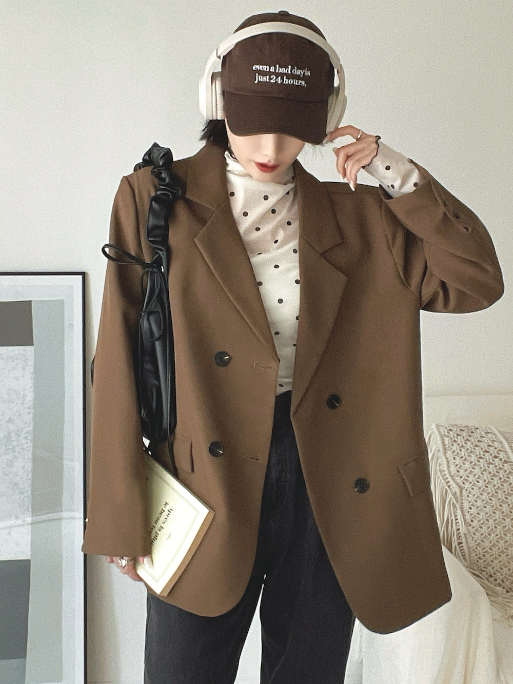 ホワイト系のTシャツ/カットソー、ブラウン系のテーラードジャケット、グレー系のデニムパンツを着用したレディースの春コーディネートの4枚目の写真