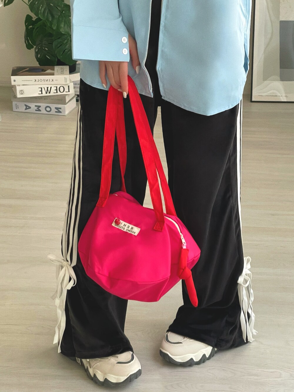 「キャップ、シャツスタイル、お出かけコーデ、ショルダーバッグ、春コーデ、春服みてみて、スニーカー、春色、スポーツミックス、ストリート、春のおしゃ見えテクニック、春のNewスタイル、ブラウス、トートバッグ、韓国ファッション」｜「Chickのラウンドミニショルダーバッグ（ショルダーバッグ、ピンク系）」を使った、T Λ Eさん（レディース・158cm）の冬コーディネートの3枚目の写真