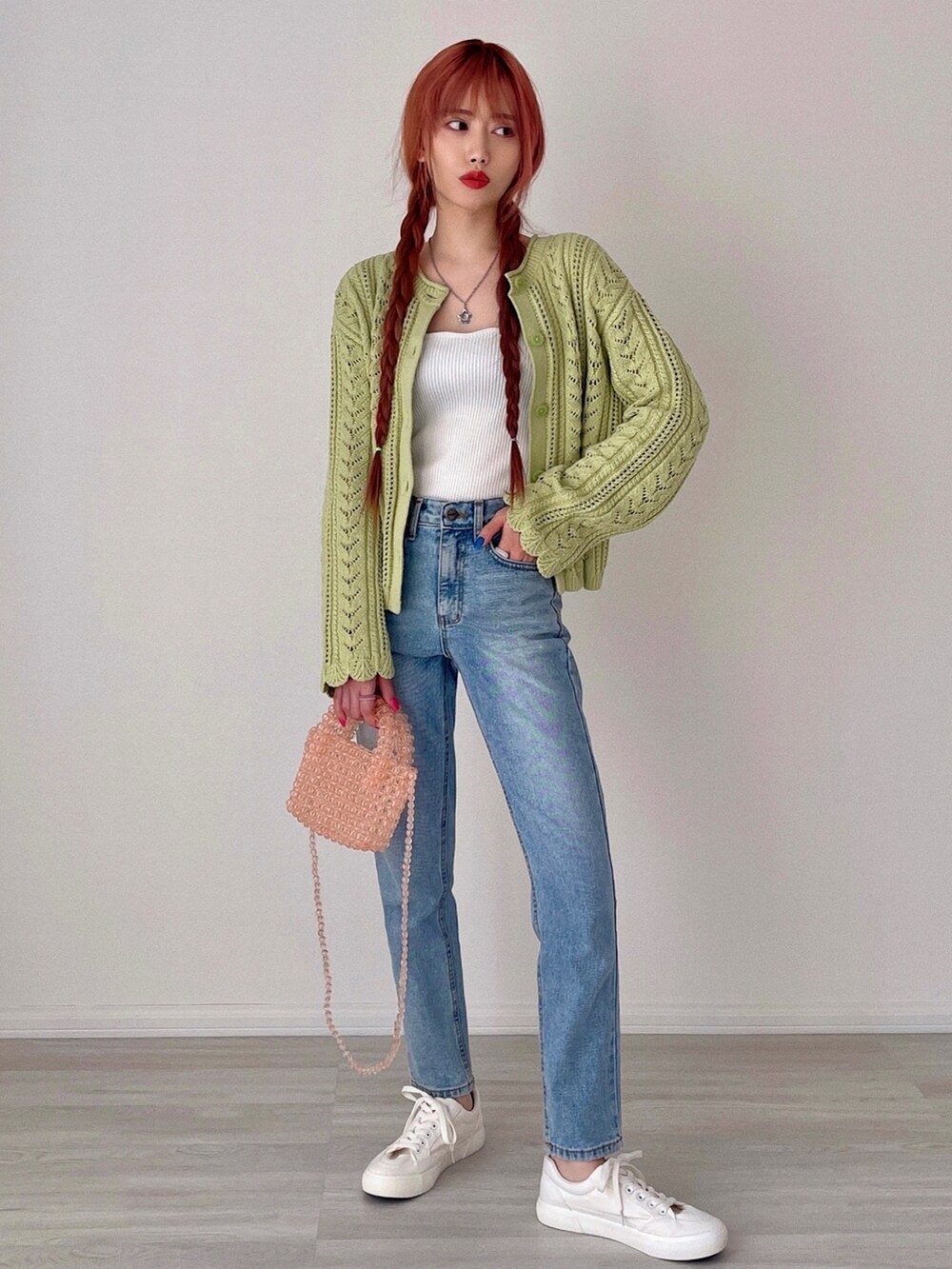 「PR、myCHANEL、今日のコスメと服、ビタミンカラー、シースルー、グリーン、透かし編みニット、GU、プチプラ、カーディガン、カラー×コーデ、韓国ファッション、レイヤードスタイル、デニムっていいよね、デニム」｜「etadeの【etade】【2022SS】beaded 2way bag etda22s005（ハンドバッグ、ピンク系）」を使った、T Λ Eさん（レディース・158cm）の春コーディネートの2枚目の写真