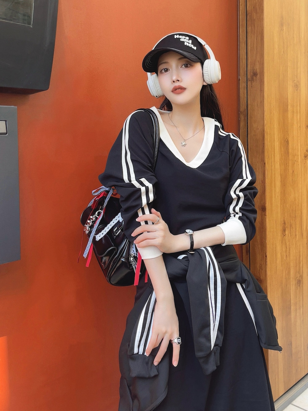 「スポーツミックス、ワンピース、モノトーン、ショルダーバッグ、韓国ファッション、キャップ、サングラス、厚底シューズ、スニーカー、オフィスカジュアル、秋服準備はじめました、ストリート、ロングスカート、お出かけコーデ、シンプルコーデ」｜「ellduの「elldu/エルドゥ」Here and now stitch Ball cap 　ステッチボールキャップ　ユニセックス（キャップ、ブラック系）」を使った、T Λ Eさん（レディース・158cm）の秋コーディネートの2枚目の写真