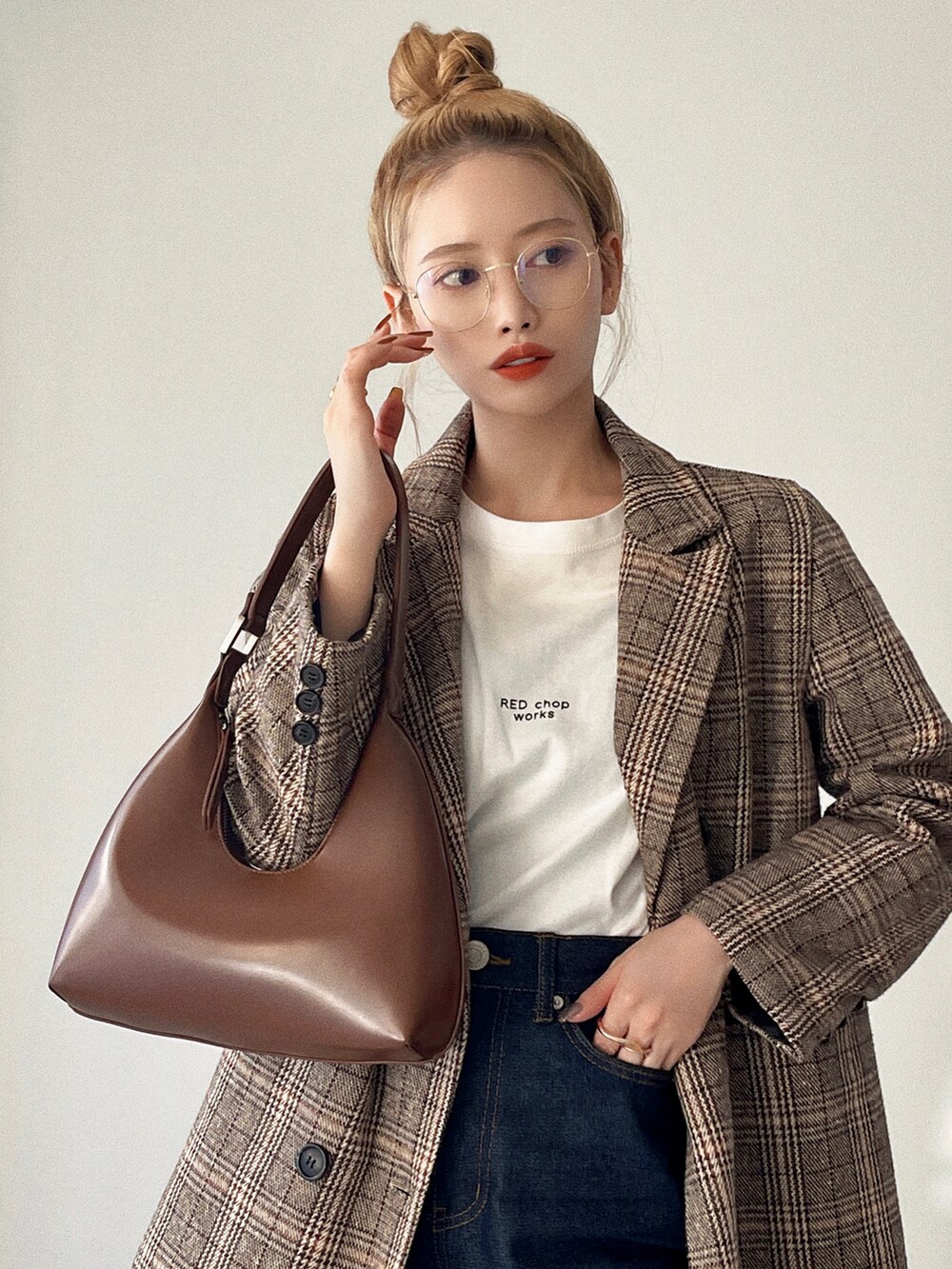 「テーラードジャケット、デニムパンツ、New Balance、韓国ファッション、きれいめカジュアル、スニーカーコーデ、秋冬コーデ、シンプルコーデ、レイヤードスタイル、ビッグシルエット、パンツコーデ、メンズライク、ブラウン、着回しコーデ、休日スタイル」｜「etadeのぷっくりカーブ ショルダーバッグ etda22s010（ハンドバッグ、ブラウン系）」を使った、T Λ Eさん（レディース・158cm）の秋コーディネートの3枚目の写真