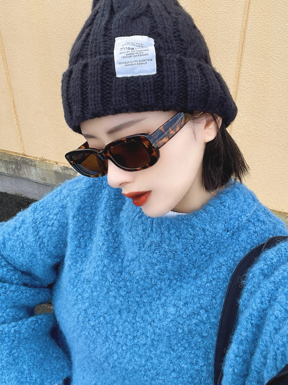 「ニット帽、ニット、レイヤードスタイル、厚底シューズ、スポーツミックス、お出かけコーデ、韓国ファッション、トートバッグ、冬コーデ、ストリート、ビッグシルエット、袖ボリューム、今日のコスメと服、冬を彩る色いろコーデ、ムートンブーツ」|「CANAL JEANのEl mar(エルマール) アルパカ混クルーネックニット(ニット/セーター、ブルー系)」を使った、T Λ Eさん(レディース・158cm)の秋コーディネートの2枚目の写真