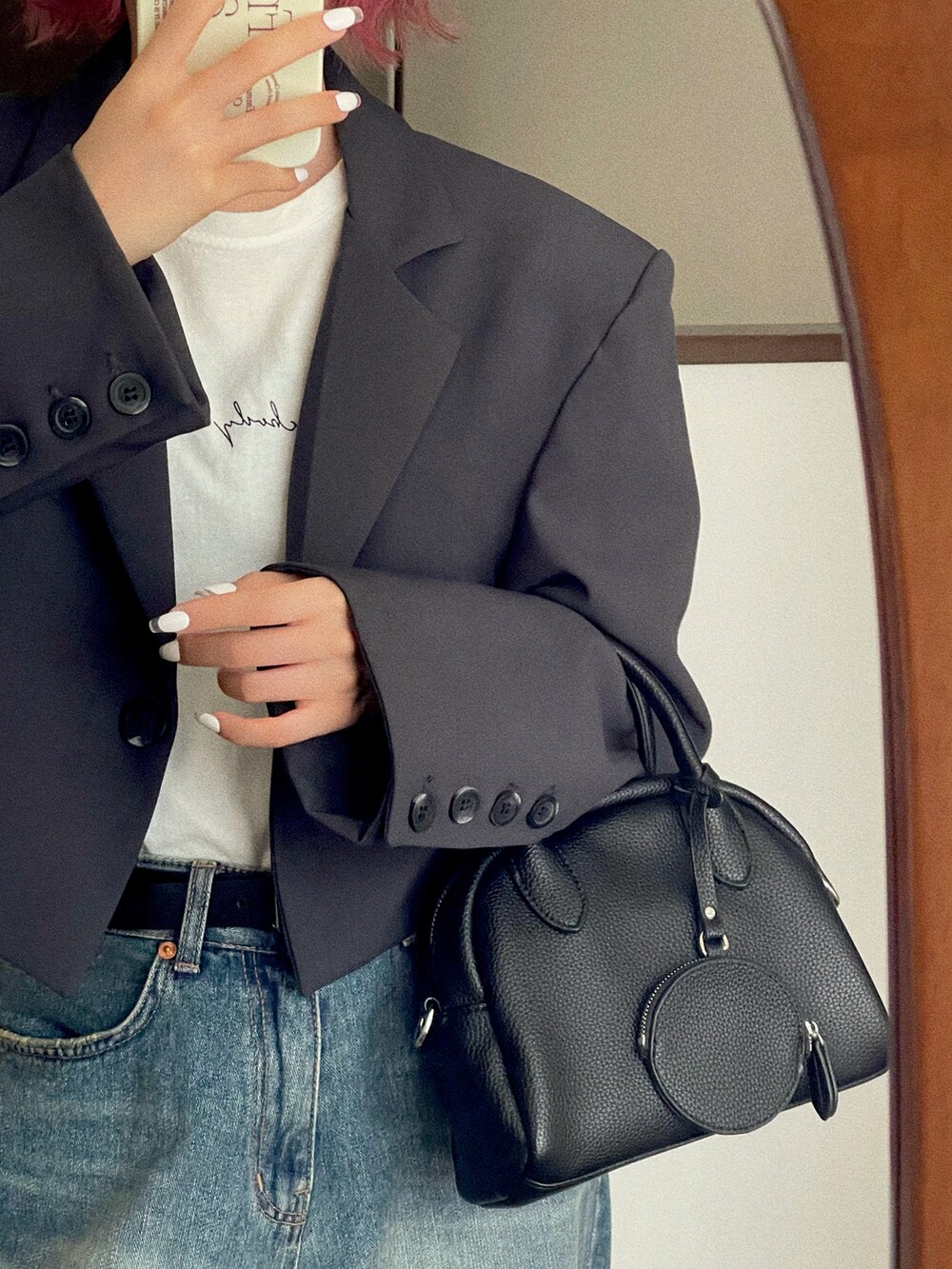 「ジャケット、ハイウエスト、メガネ女子、スニーカー、ハンドバッグ、ボリューム袖、韓国ファッション、モード、レイヤードスタイル、シンプルコーデ、プチプラ、デニム、ビッグシルエット、休日スタイル、ロゴT」｜「etadeの2WAY ポーチ付ミニボストンバッグ etda23s02（ショルダーバッグ、ブラック系）」を使った、T Λ Eさん（レディース・158cm）の春コーディネートの2枚目の写真