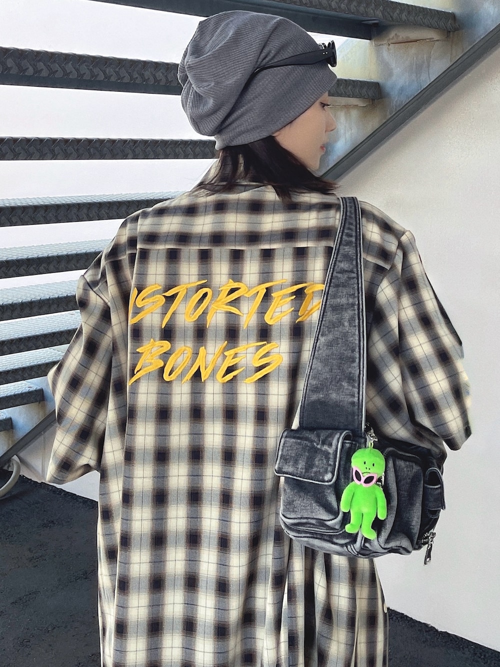 「お出かけコーデ、シャツスタイル、秋服準備はじめました、ブラックコーデ、厚底シューズ、デニム、韓国ファッション、サンダル、モノトーン、レイヤードスタイル、プチプラ、サングラス、スポーツミックス、ボストンバッグ、スニーカー」|「Vipoaのバイカラープリントタンクトップ(タンクトップ、グレー系)」を使った、T Λ Eさん(レディース・158cm)の夏コーディネートの3枚目の写真