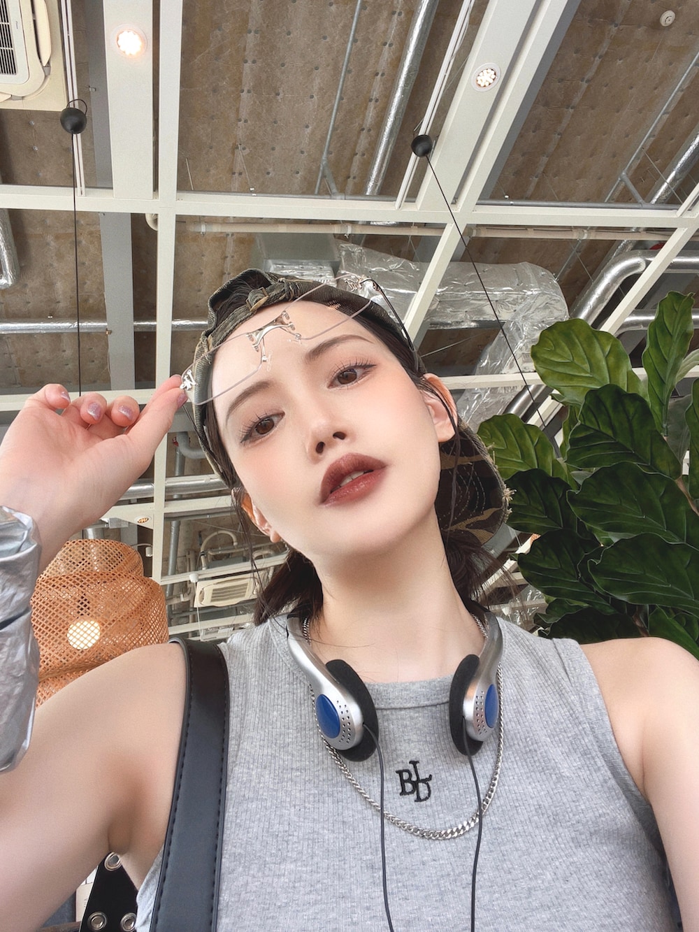 「夏ルックで気分アップ、迷彩パンツ、タンクトップ、ノースリーブ、キャップ、スニーカー、ショルダーバッグ、メガネ女子、韓国ファッション、テーマパークコーデ、夏コーデ、プチプラ、スポーツミックス、お出かけコーデ、休日スタイル」｜「BEIDELLIの[BELLIDE MADE] リブクロップド刺繍ノースリーブ（タンクトップ、グレー系）」を使った、T Λ Eさん（レディース・158cm）の夏コーディネートの3枚目の写真
