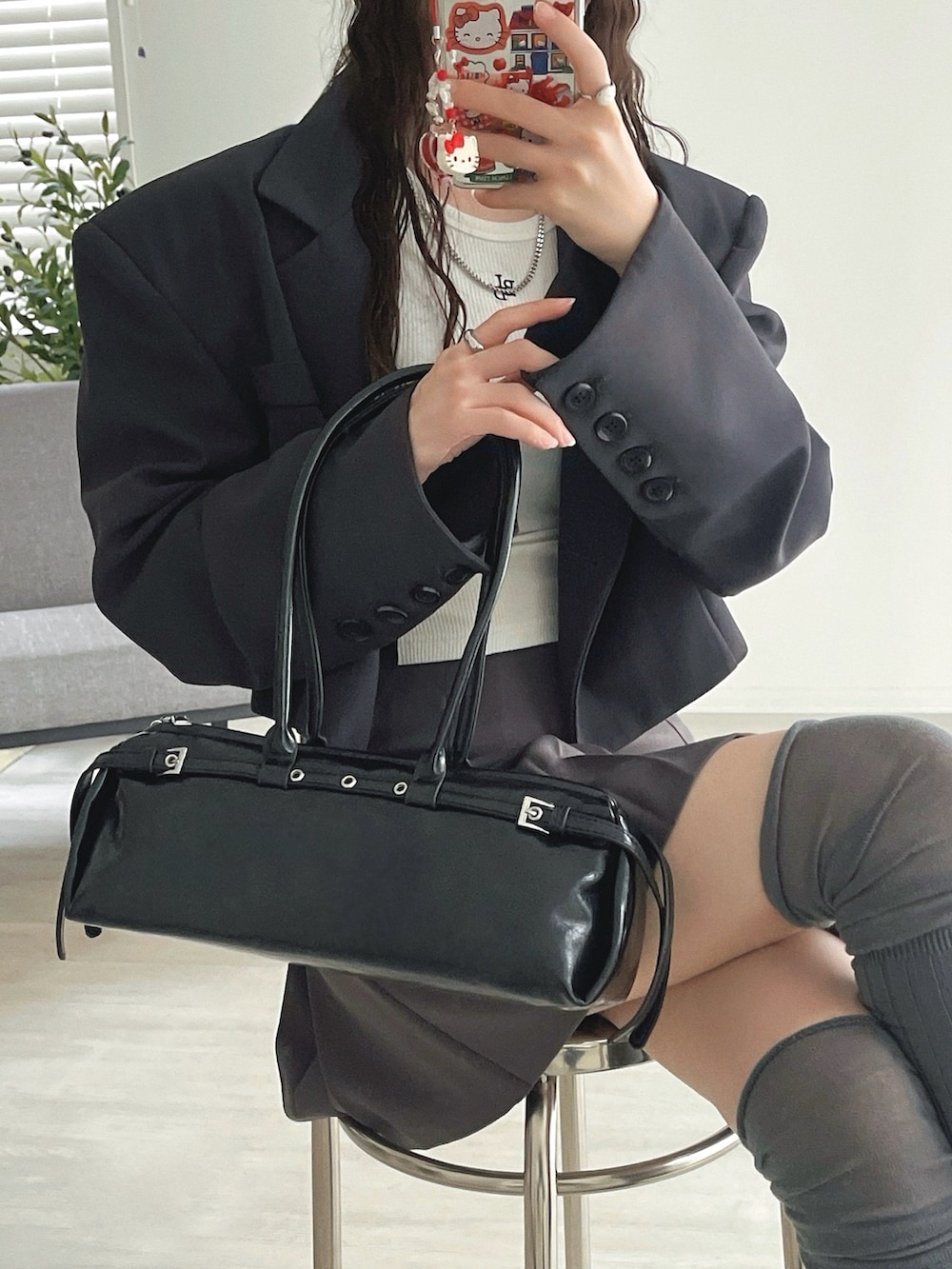 ホワイト系のタンクトップ、ブラック系のローファー、グレー系のジャケット/アウターを着用したレディースの秋コーディネートの4枚目の写真