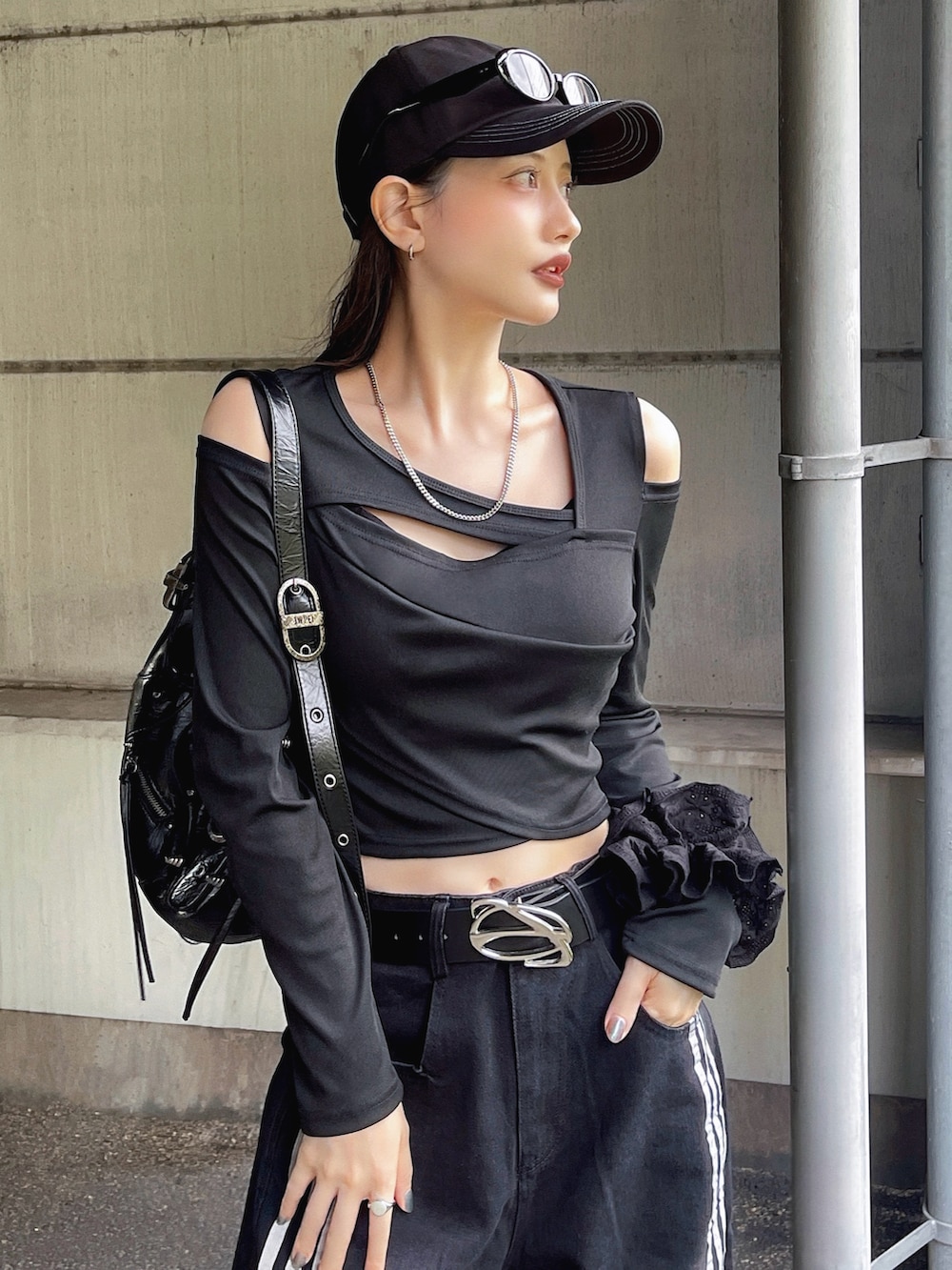ブラック系のデニムパンツ、ブラック系のTシャツ/カットソー、ブラック系のスニーカーを着用したレディースの秋コーディネートの2枚目の写真
