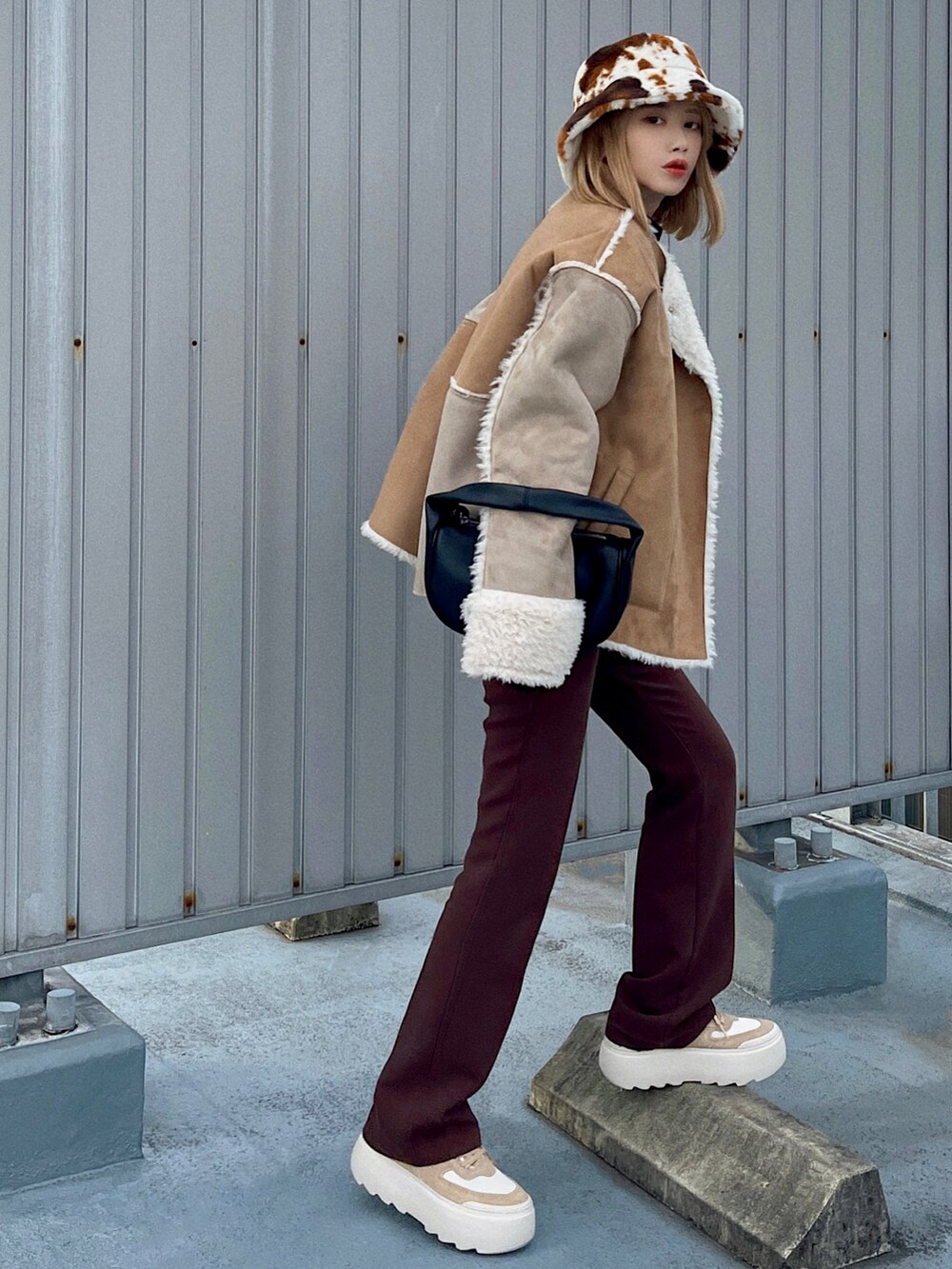「バケットハット、UGG、ムートン、厚底シューズ、ブラウン、ブラウンコーデ、タートルネック、冬コーデ、モード、クリスマスに着たい服、レイヤードスタイル、休日スタイル、韓国ファッション、ほめられ本命コーデ、チョコ色に染まれ」｜「etadeの【etade】crescent bag etda22s002（ショルダーバッグ、ブラック系）」を使った、T Λ Eさん（レディース・158cm）の冬コーディネートの5枚目の写真