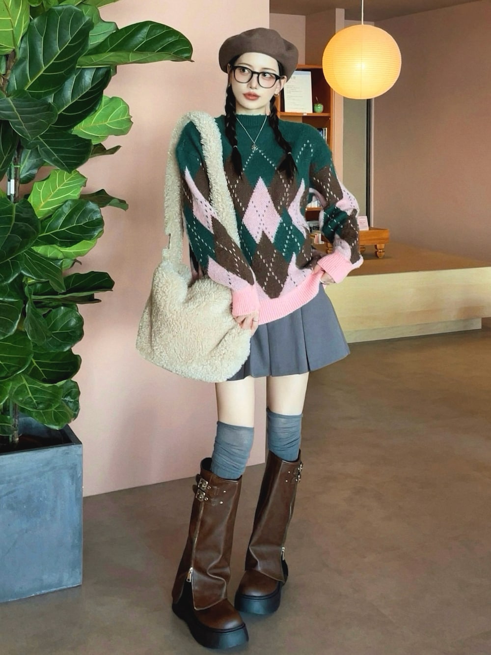 ピンク系のニット/セーター、ベージュ系のショルダーバッグ、ブラウン系のブーツを着用したレディースの秋コーディネートの5枚目の写真